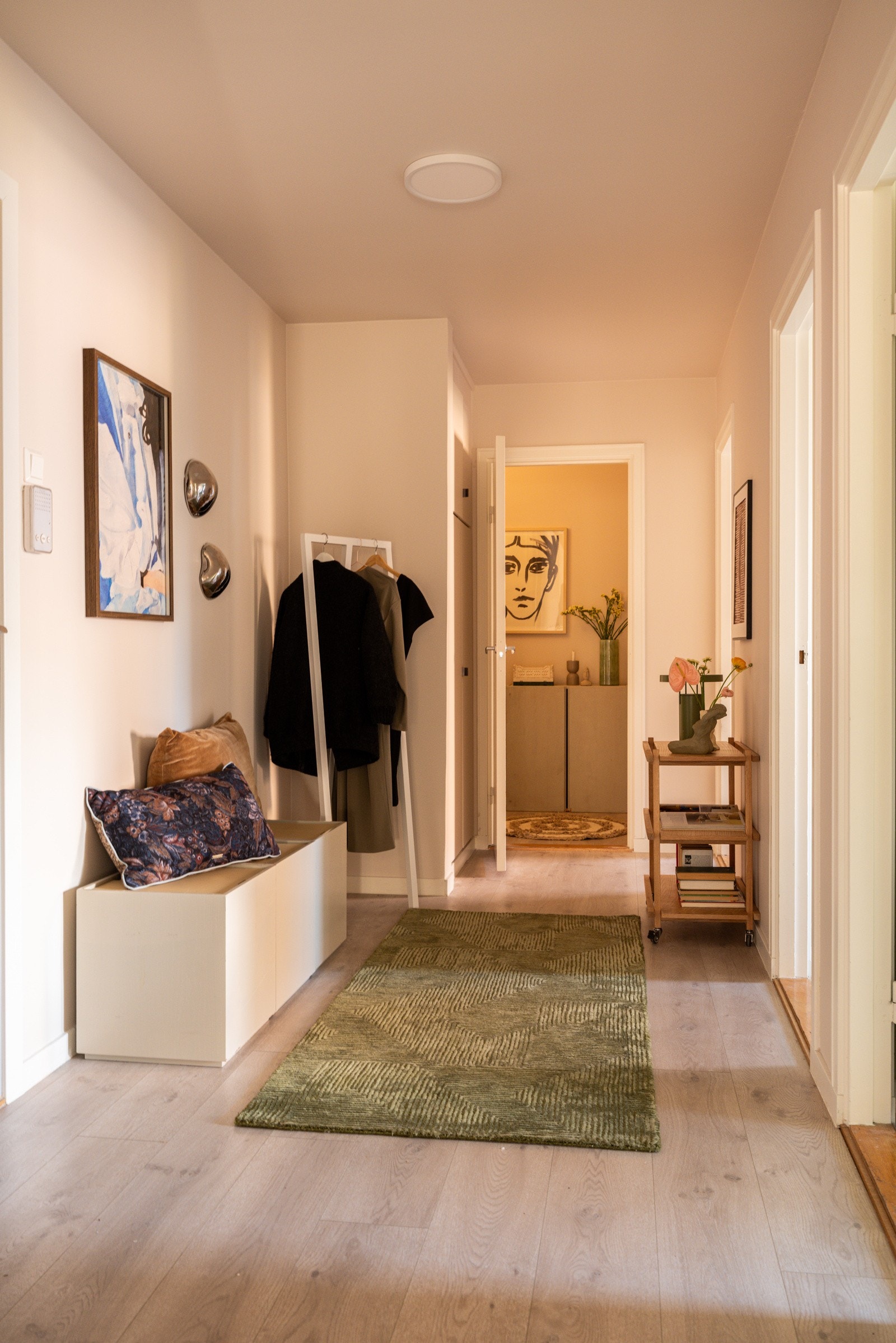 Entréen har god standard med enstavs laminat på gulv og glatte overflater malt i en fin lys farge. Montert porttelefon på vegg ved inngangsdøren. Galleribilde