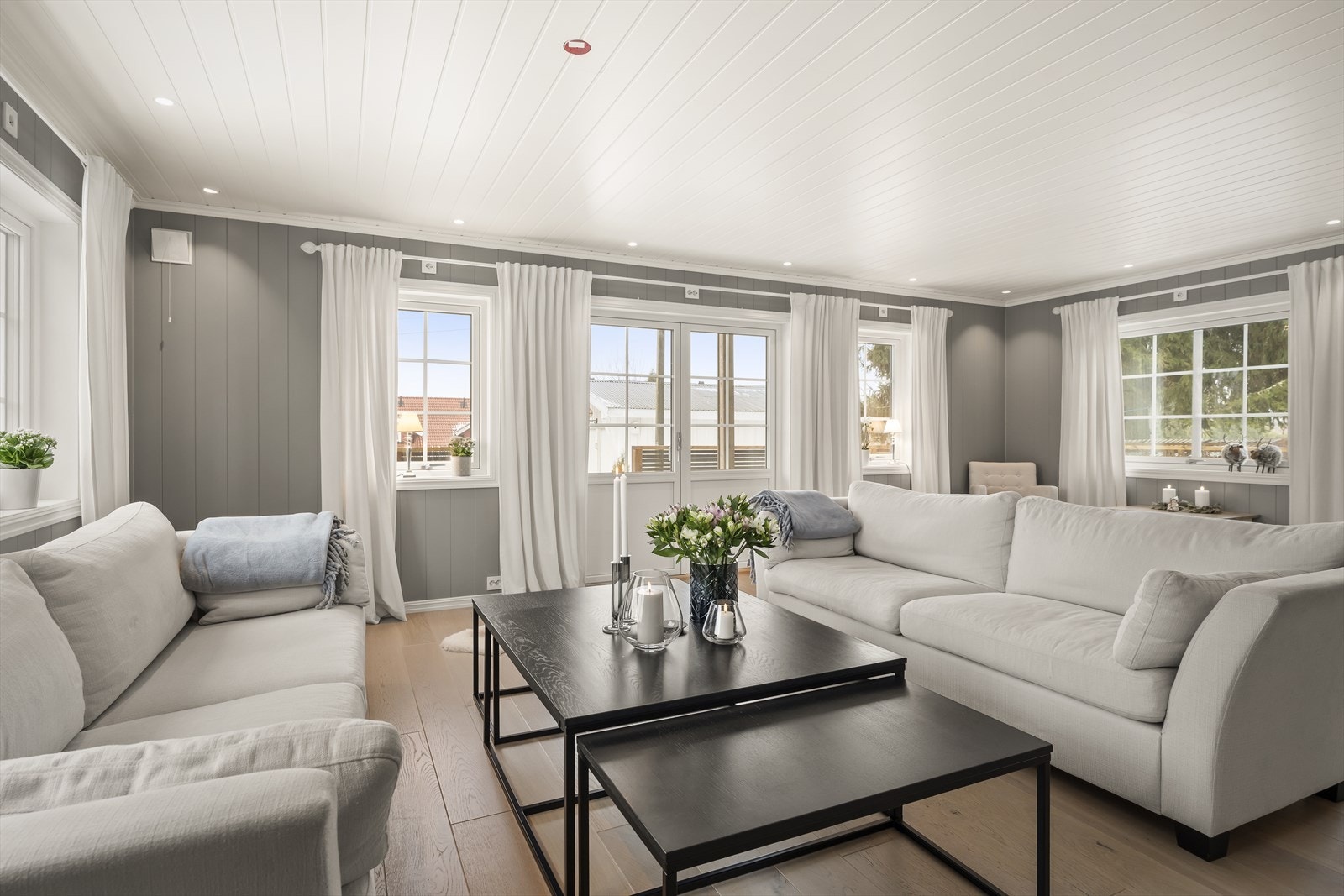 Gode vindusflater og utgang til terrasse Galleribilde