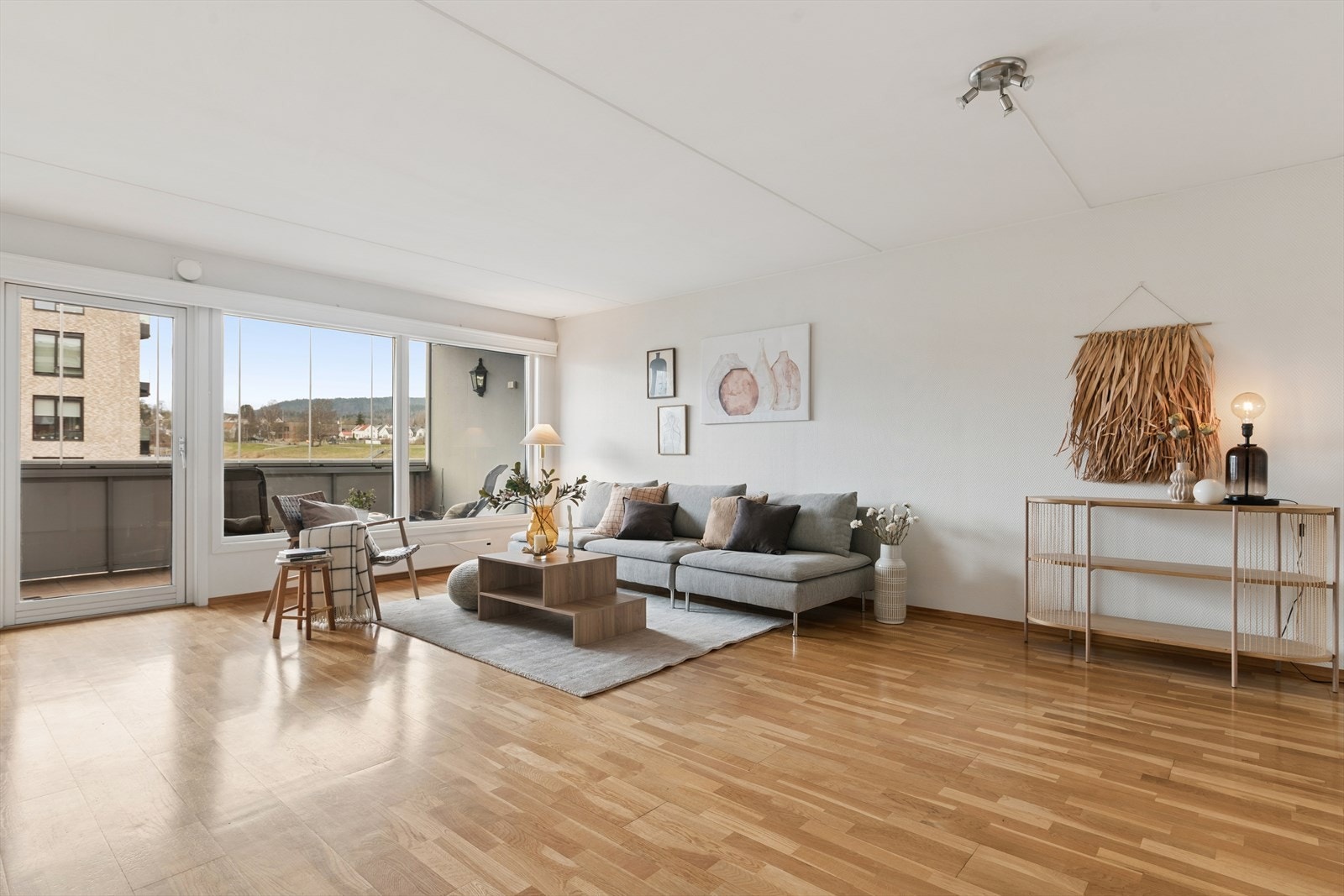 Lys og romslig stue med god plass til flere sosiale soner. Galleribilde