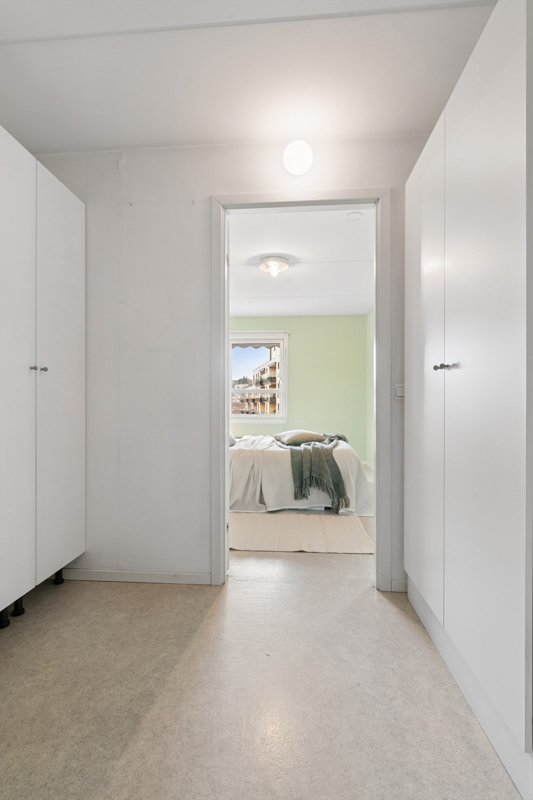 Mellomgang/garderoberom mellom hovedsoverom og baderom. Galleribilde