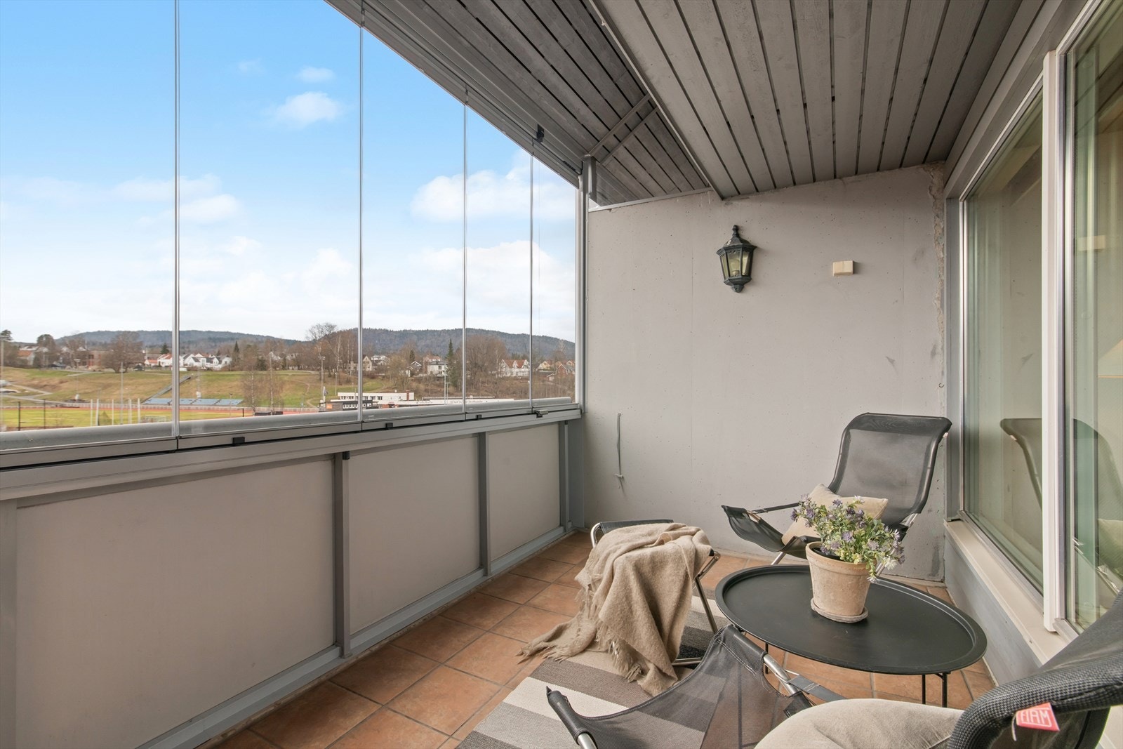 Innglasset balkong med utsikt mot Føyka og sen kveldssol. Galleribilde
