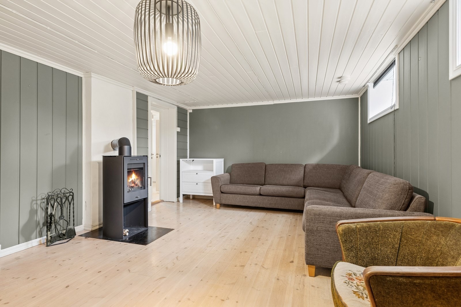 Kjellerstuen med vedovn er et lunt og hyggelig samlingspunkt på kjølige kvelder. (Ikke godkjent, se punkt under ferdigattest) Galleribilde