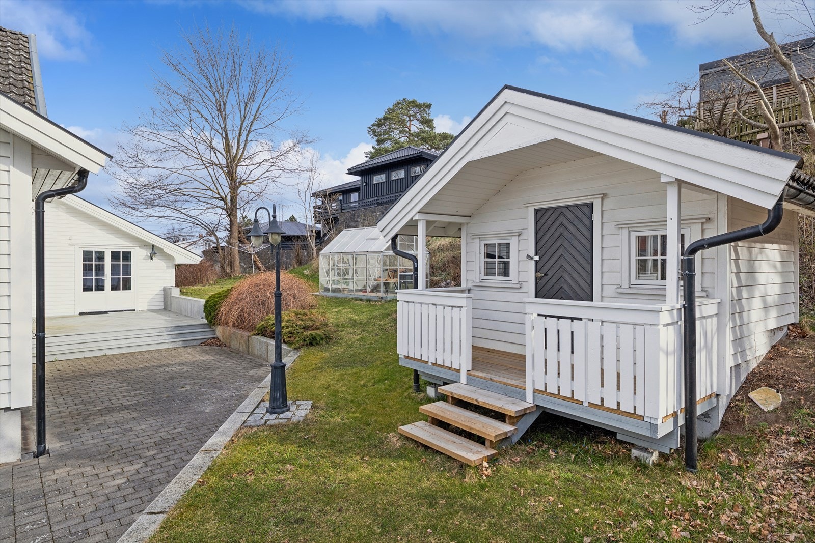Lekestuen er plassert i tilknytning til hagen og gårdsplassen. Galleribilde