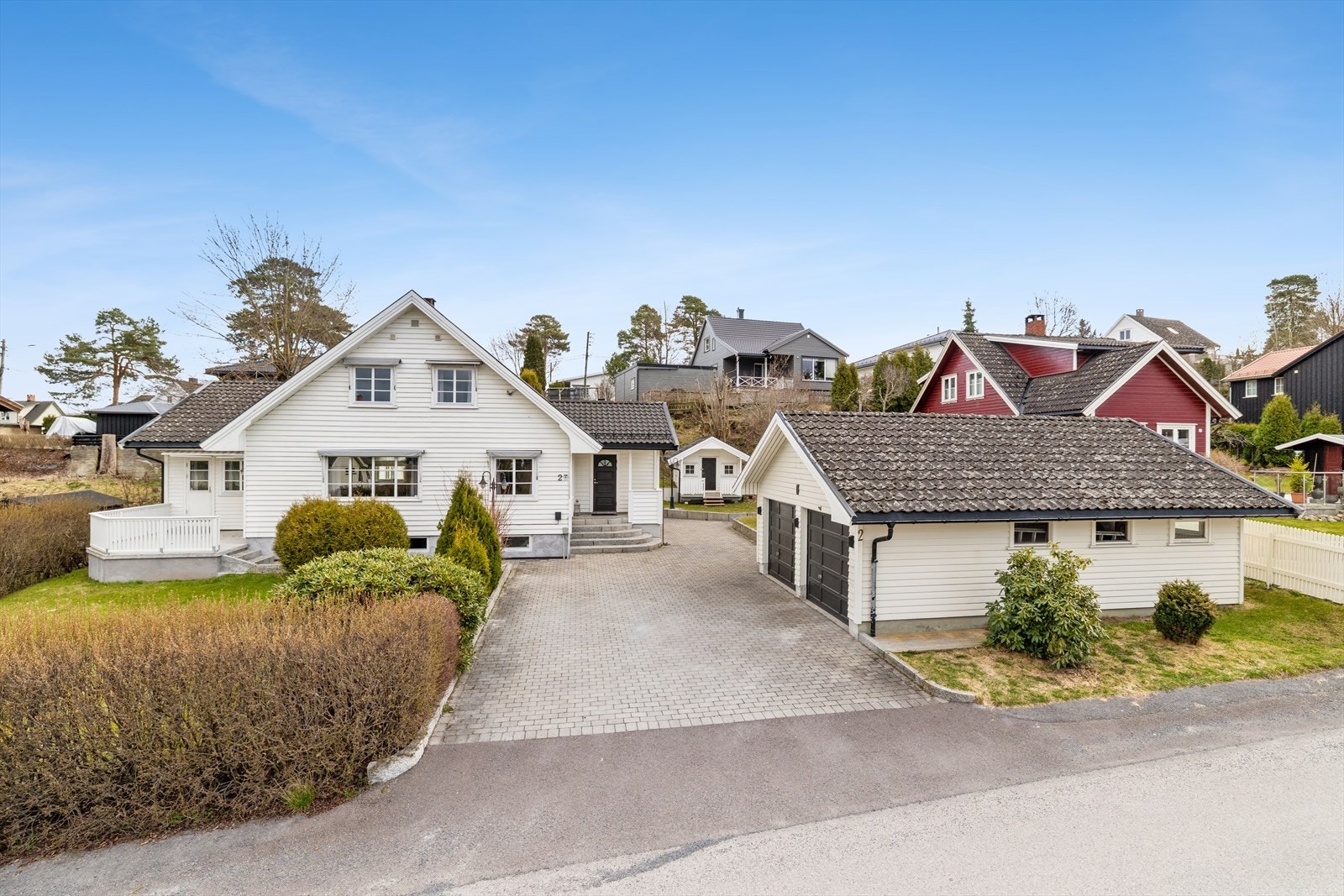 Eiendommen ligger i et etablert og familievennlig boligområde på Sundjordet. Galleribilde