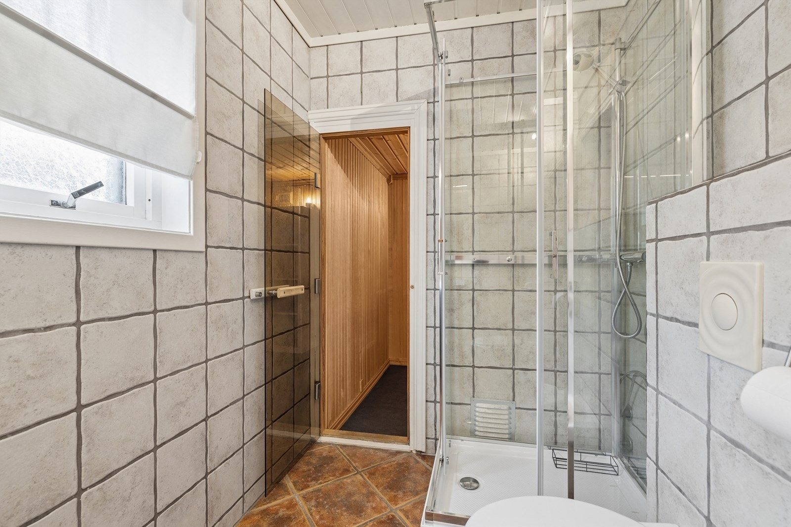 Badet i underetasjen er utstyrt med dusjhjørne og har direkte adkomst til badstue. (Ikke godkjent, se punkt under ferdigattest) Galleribilde