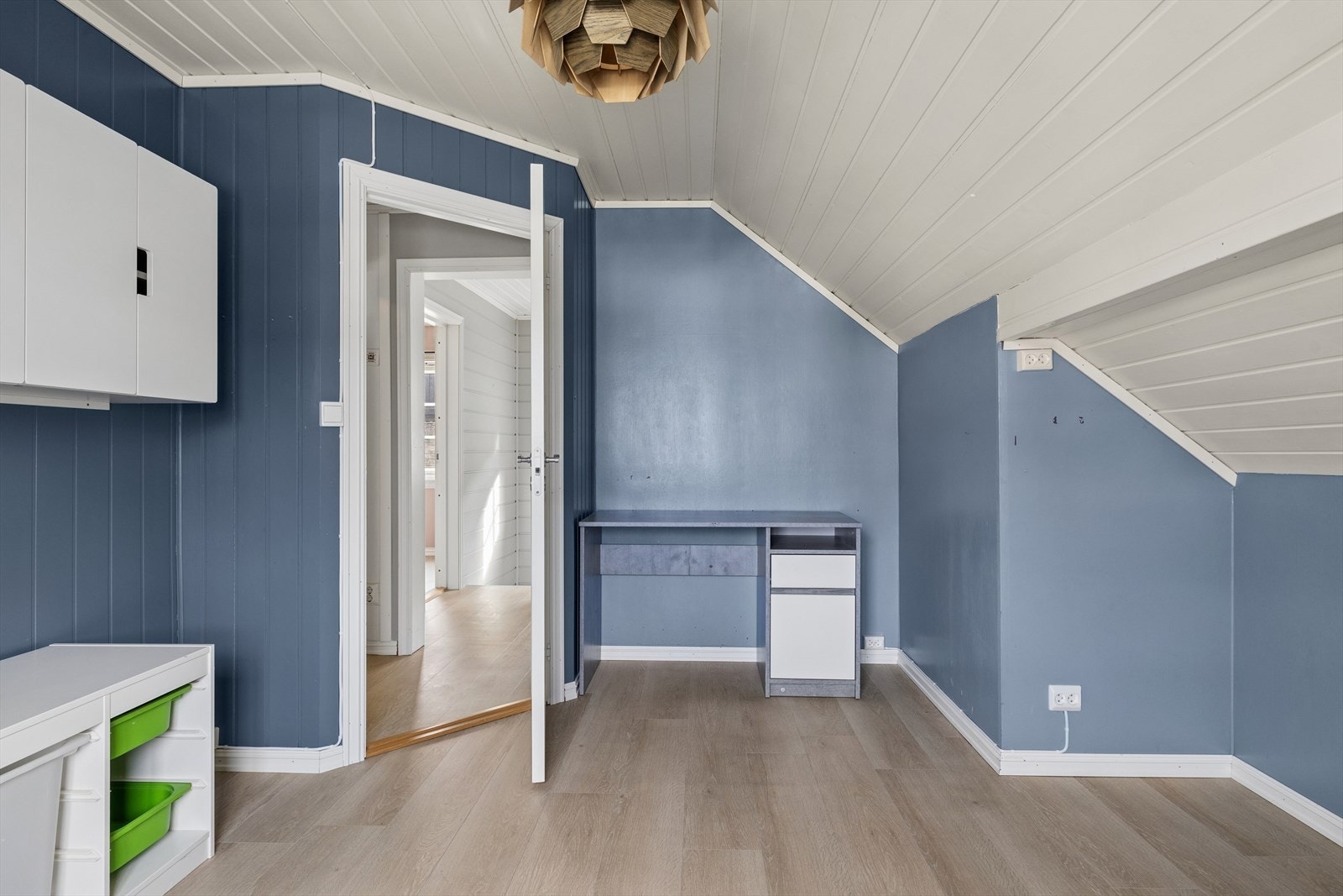 Rommet egner seg godt som barnerom, gjesterom eller kontor, med plass til en liten arbeidspult. Galleribilde