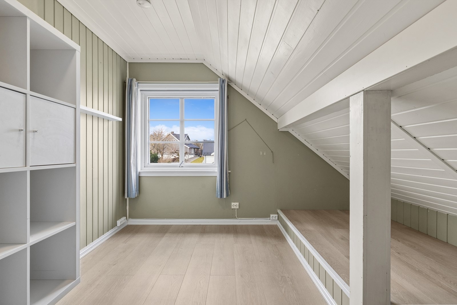 I dette soverommet er det plassbygget for sengeløsning som utnytter arealet effektivt. Galleribilde