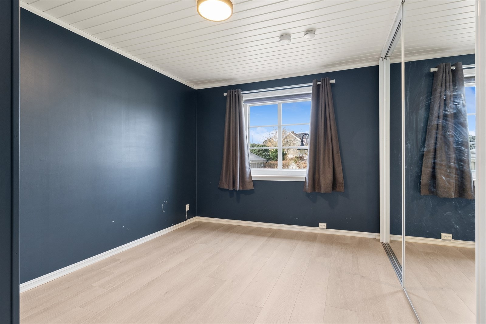 Hovedsoverommet i første etasje har en stor skyvedørsgarderobe med speilfronter. Galleribilde