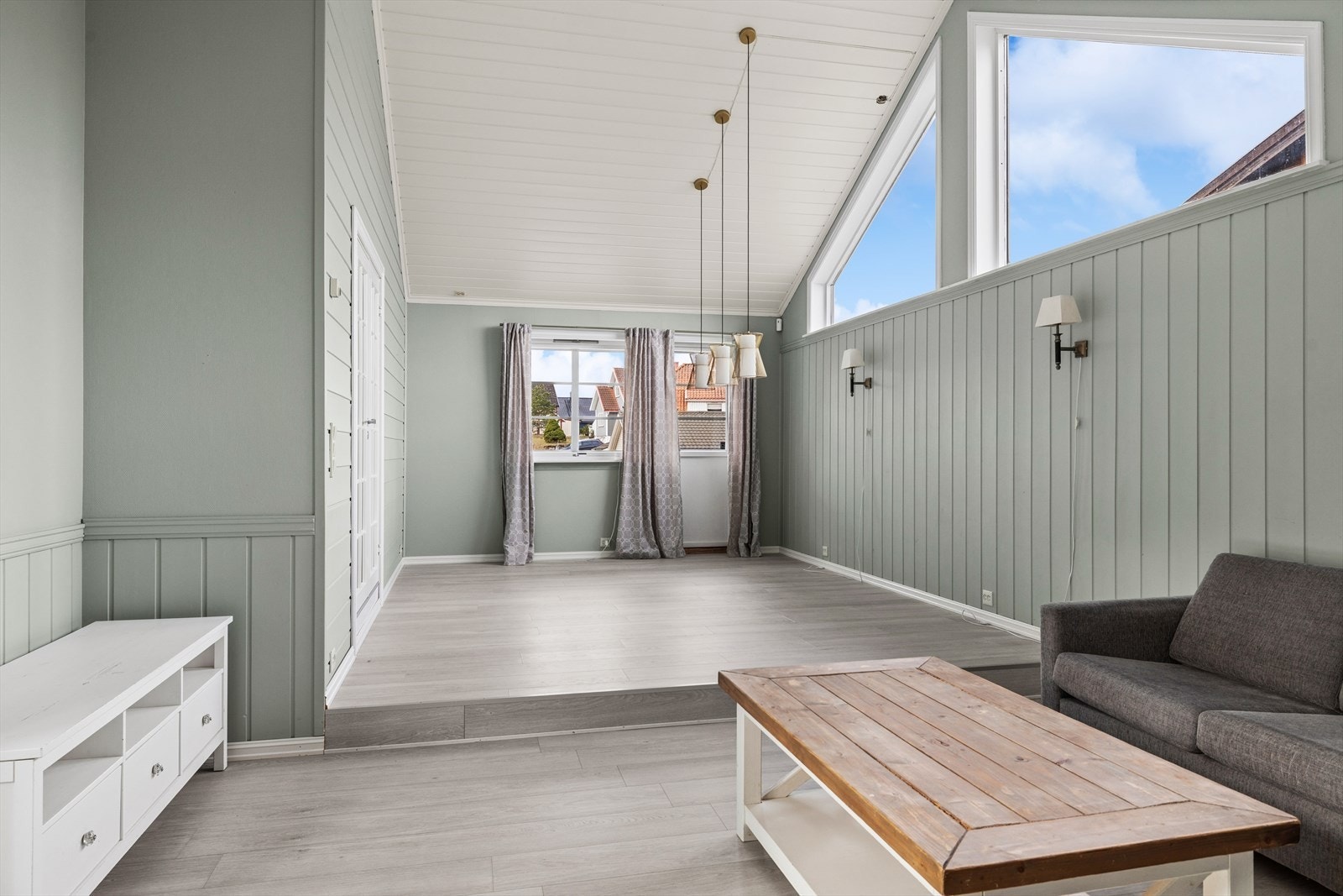 Stuen har en spennende planløsning med et nedsenket parti og stor takhøyde. Galleribilde