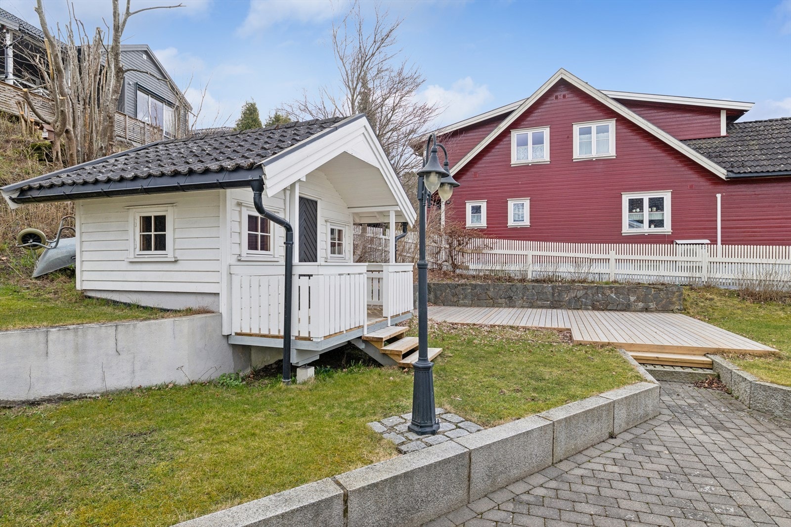 På tomten står også en sjarmerende lekestue med en liten, overbygget veranda. Galleribilde
