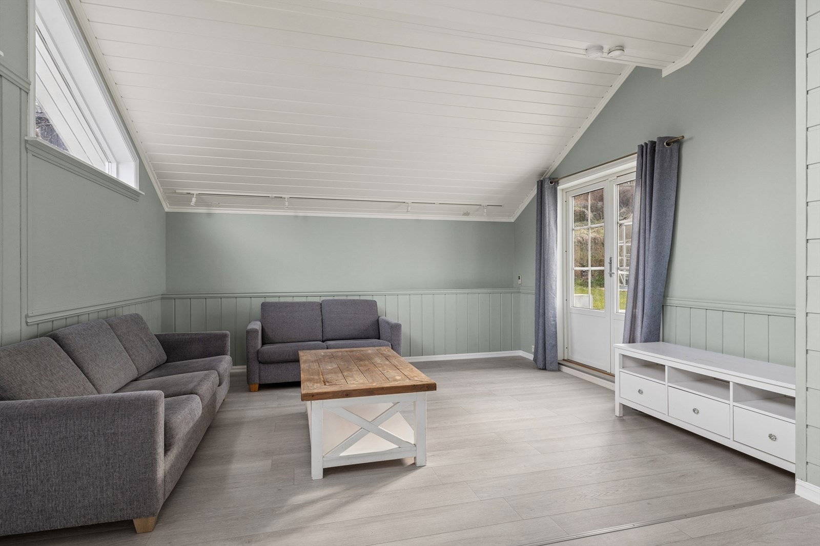 Fra den ene stuen er det direkte utgang til hagen, noe som skaper en fin flyt mellom inne- og uterom. Galleribilde