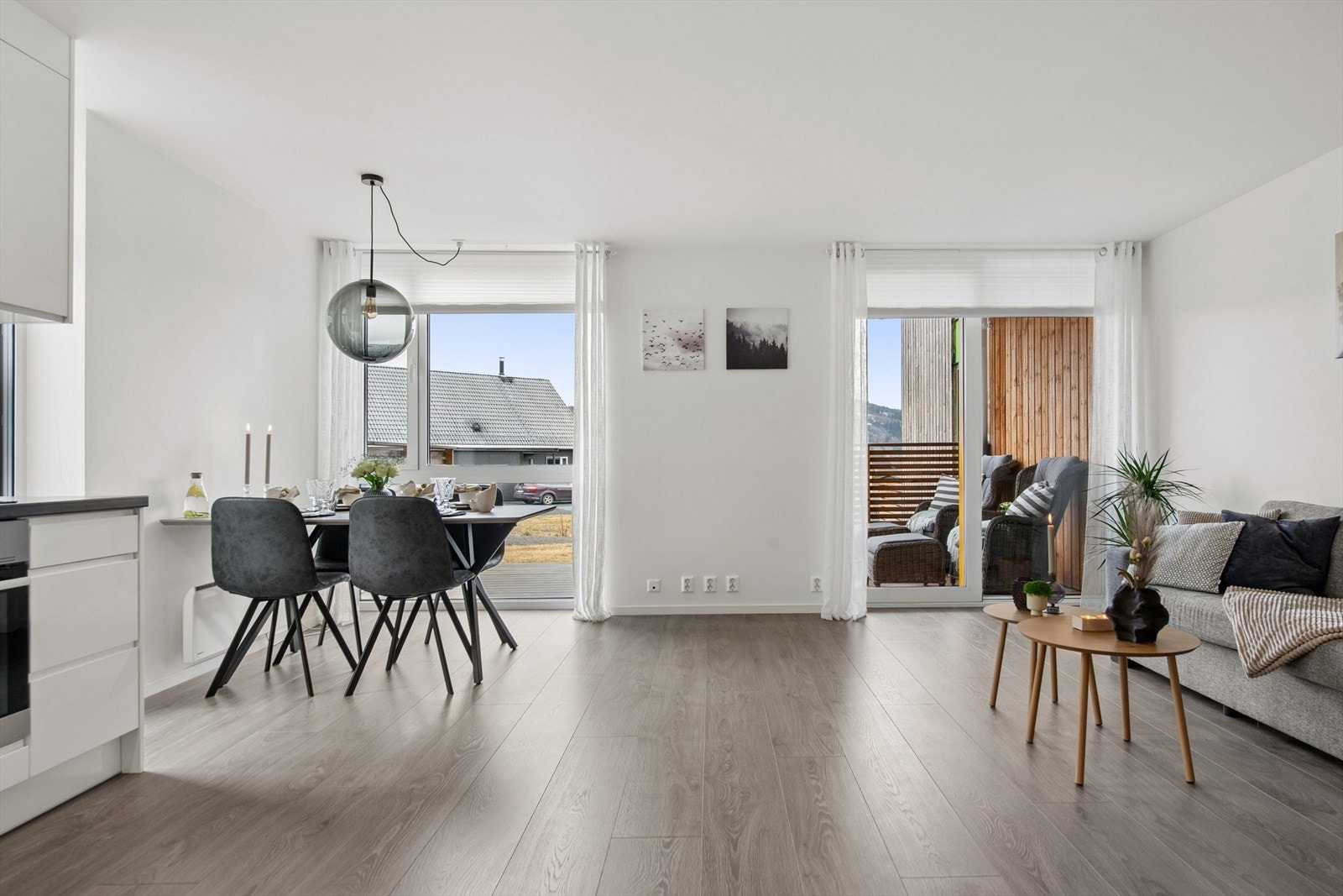 Store vindusflater og dør med 3-lags isolerglass kobler stuen til uteområdet og slipper inn rikelig med lys. Galleribilde