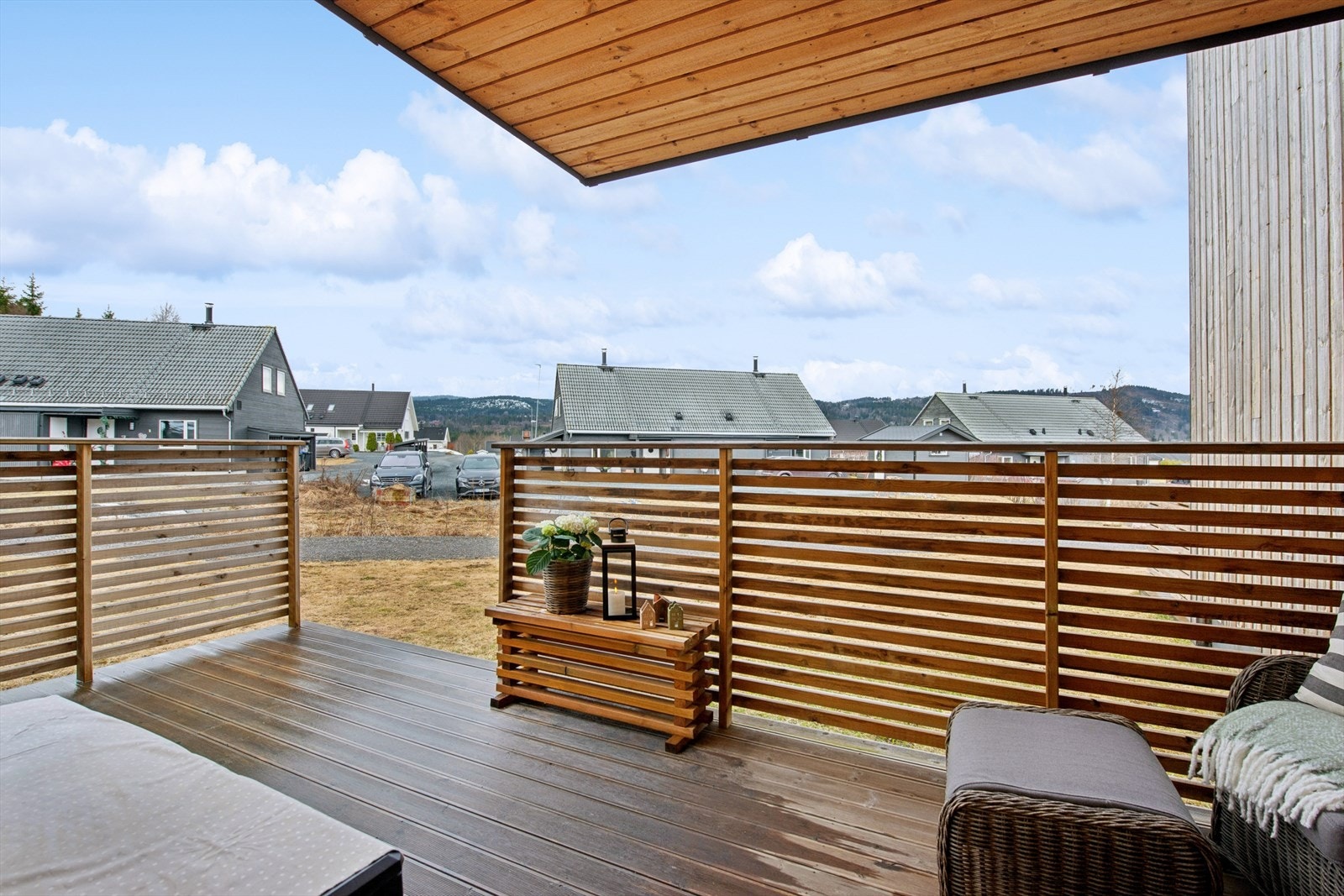 Uteplassen vender mot vest og gir gode solforhold på ettermiddag og kveld. Galleribilde