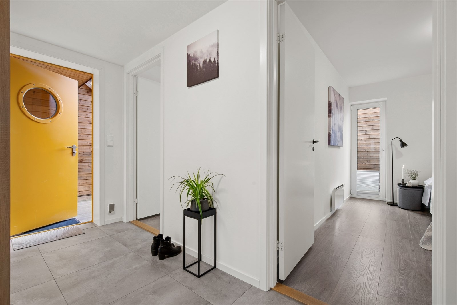 Entréen har flislagt gulv med gulvvarme og gir adkomst til bad, teknisk rom og soveromsavdelingen. Galleribilde