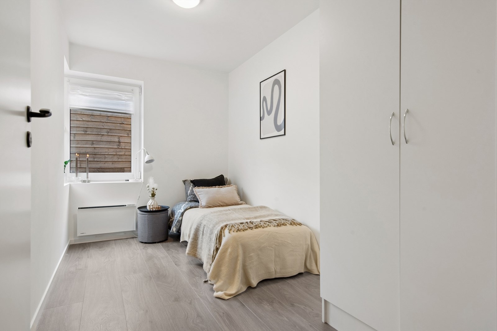 Leiligheten har to soverom. Dette rommet egner seg godt som barnerom, gjesterom eller kontor. Galleribilde