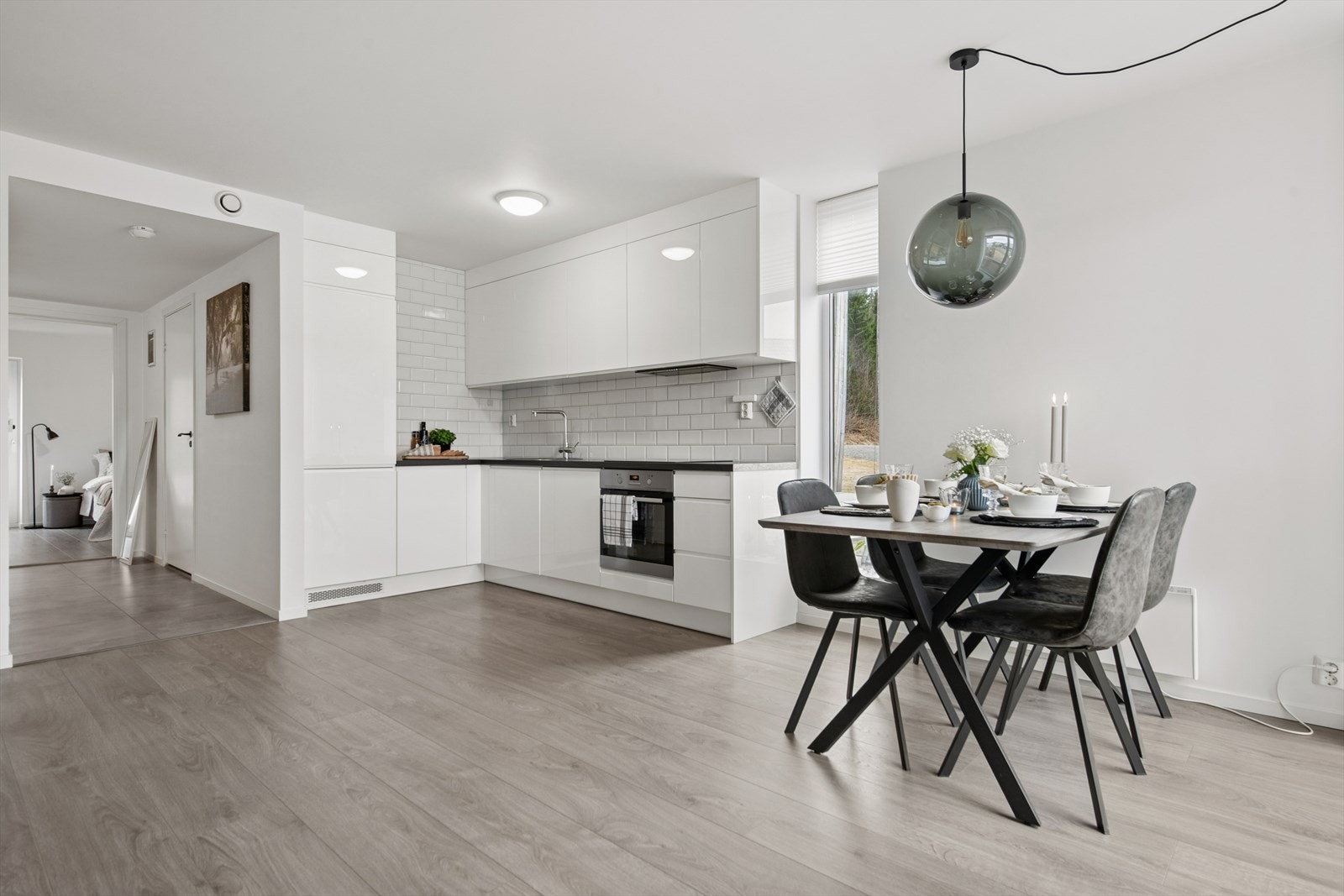 Boligen er utstyrt med balansert ventilasjon for et sunt inneklima, og har behagelig gulvvarme i stue, kjøkken, entré og på badet. Galleribilde