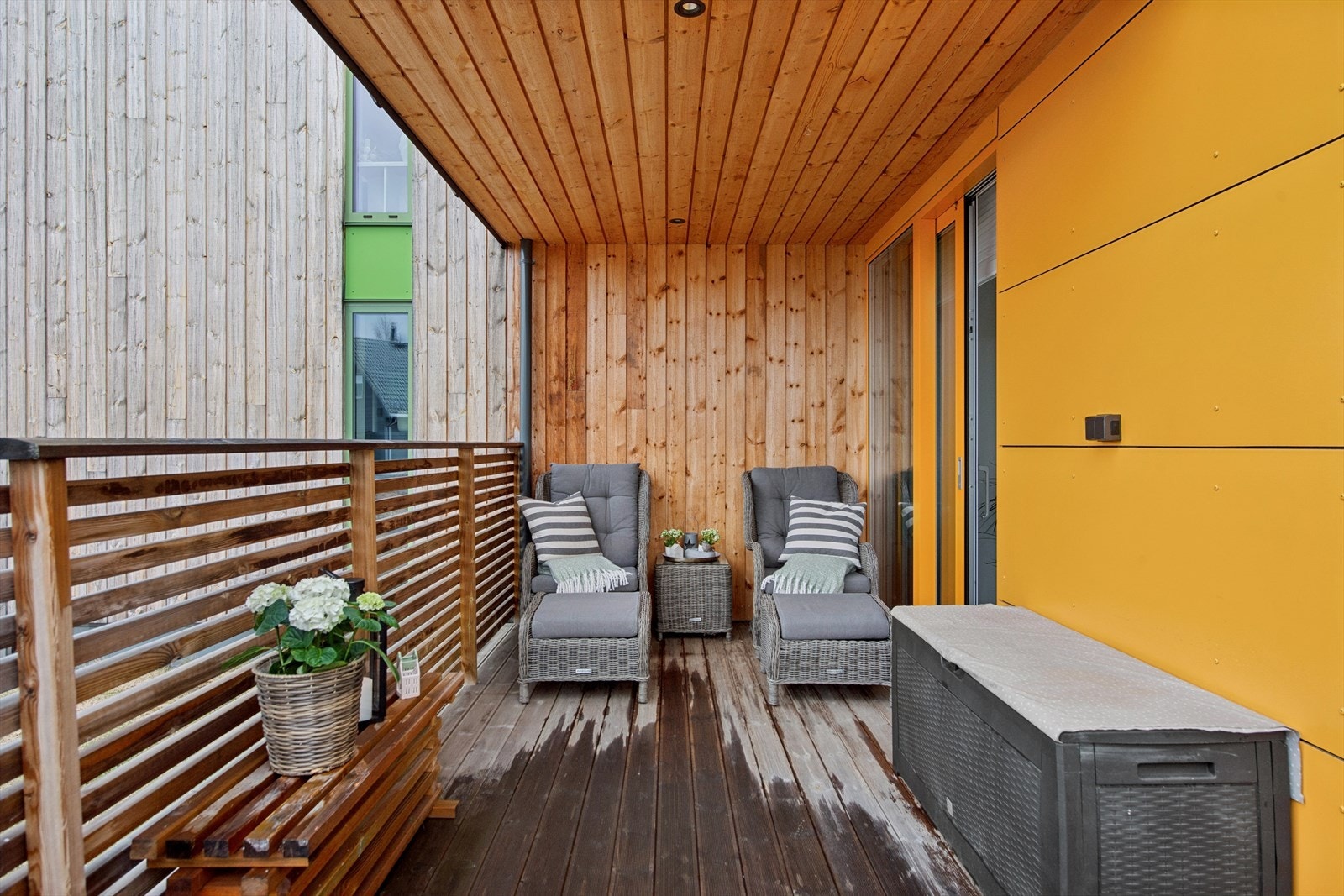 Fra stuen er det direkte utgang til en vestvendt terrasseplatting (ikke godkjent) på 12 m², med god plass for en sittegruppe hvor ettermiddags- og kveldssolen kan nytes. Galleribilde