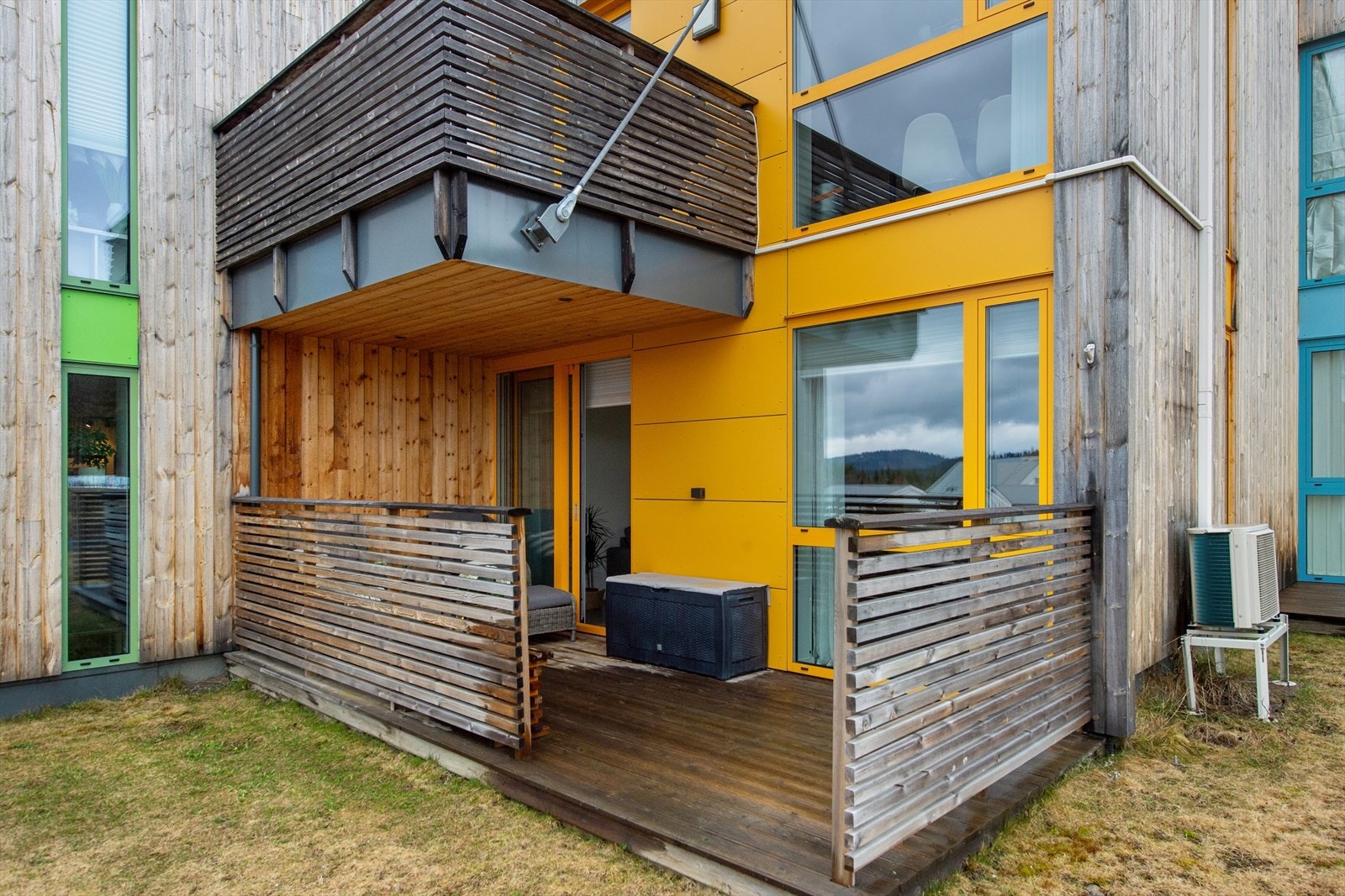 Terrassen er delvis overbygget, noe som gir ly for vær og vind. Galleribilde