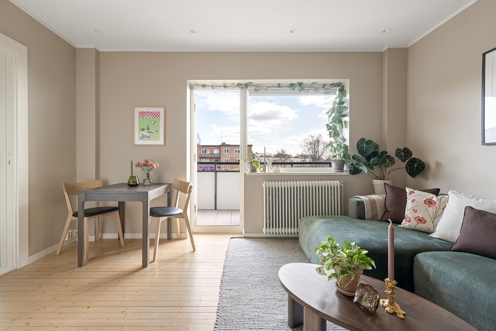 Store vindusflater slipper inn rikelig med naturlig lys og bidrar til en luftig atmosfære. Galleribilde