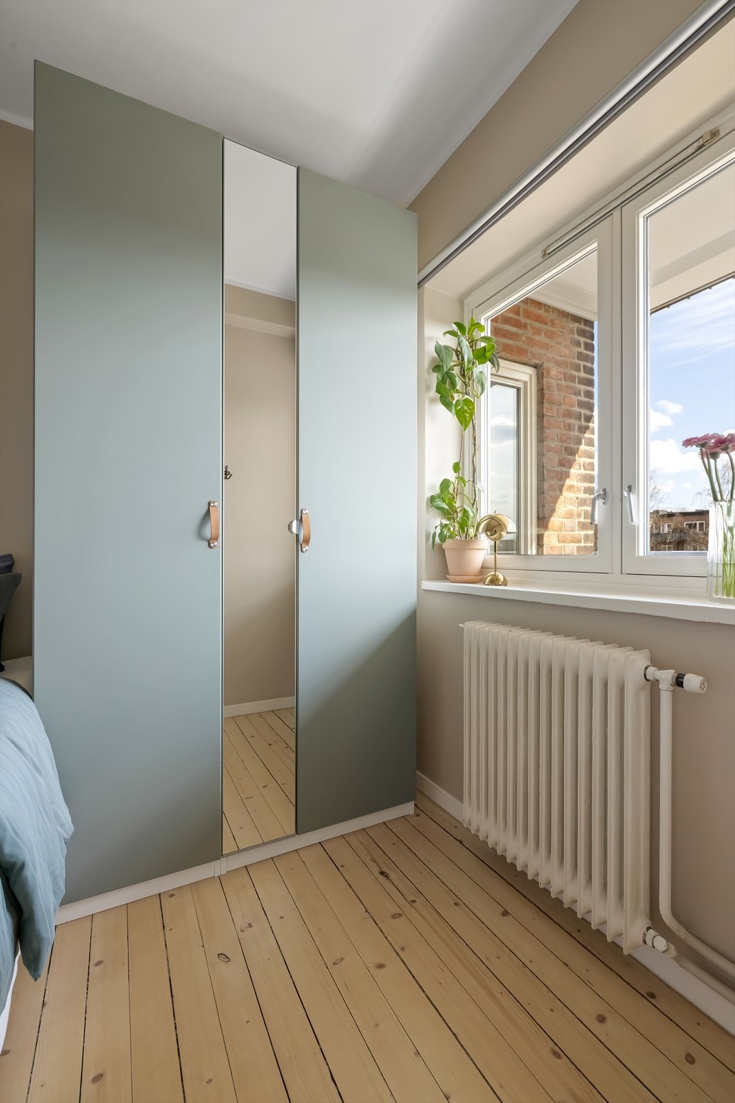 Soverommet oppleves som lyst og behagelig med fine lysforhold fra vindu. Galleribilde