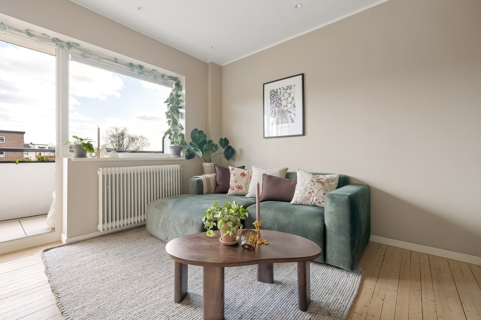 I stuen er det god plass til en stor sofagruppe og øvrige møblement. Galleribilde