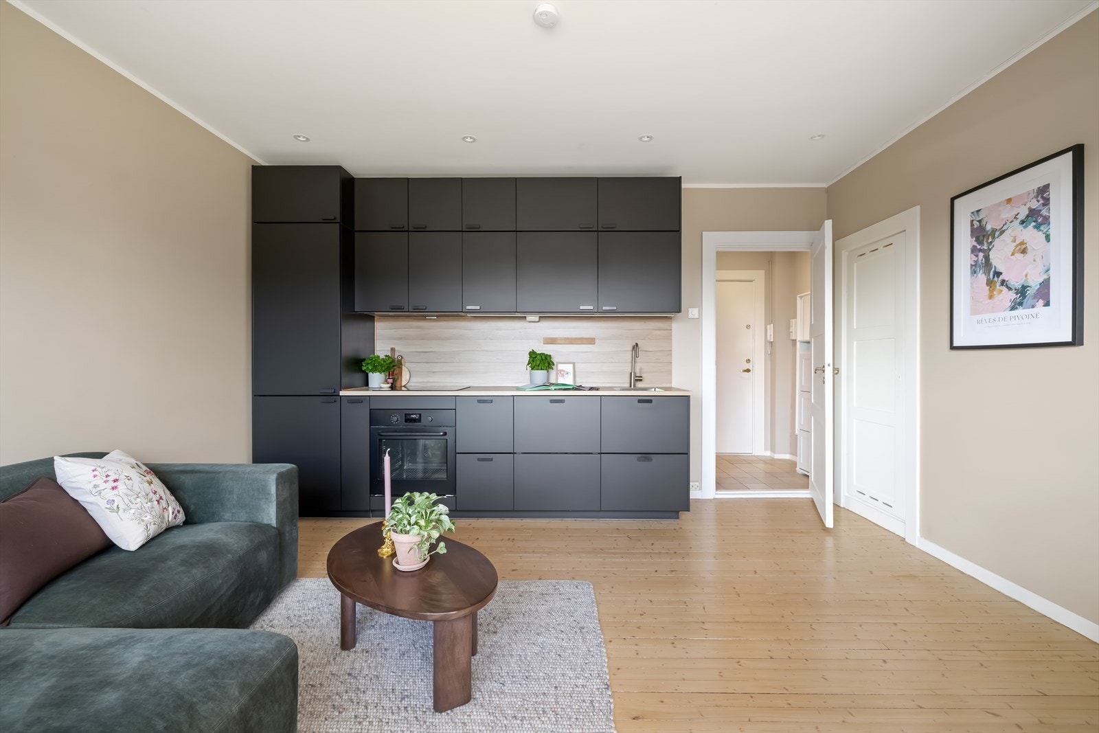 Den åpne stue/kjøkkenløsningen oppleves som både moderne og innbydende. Galleribilde