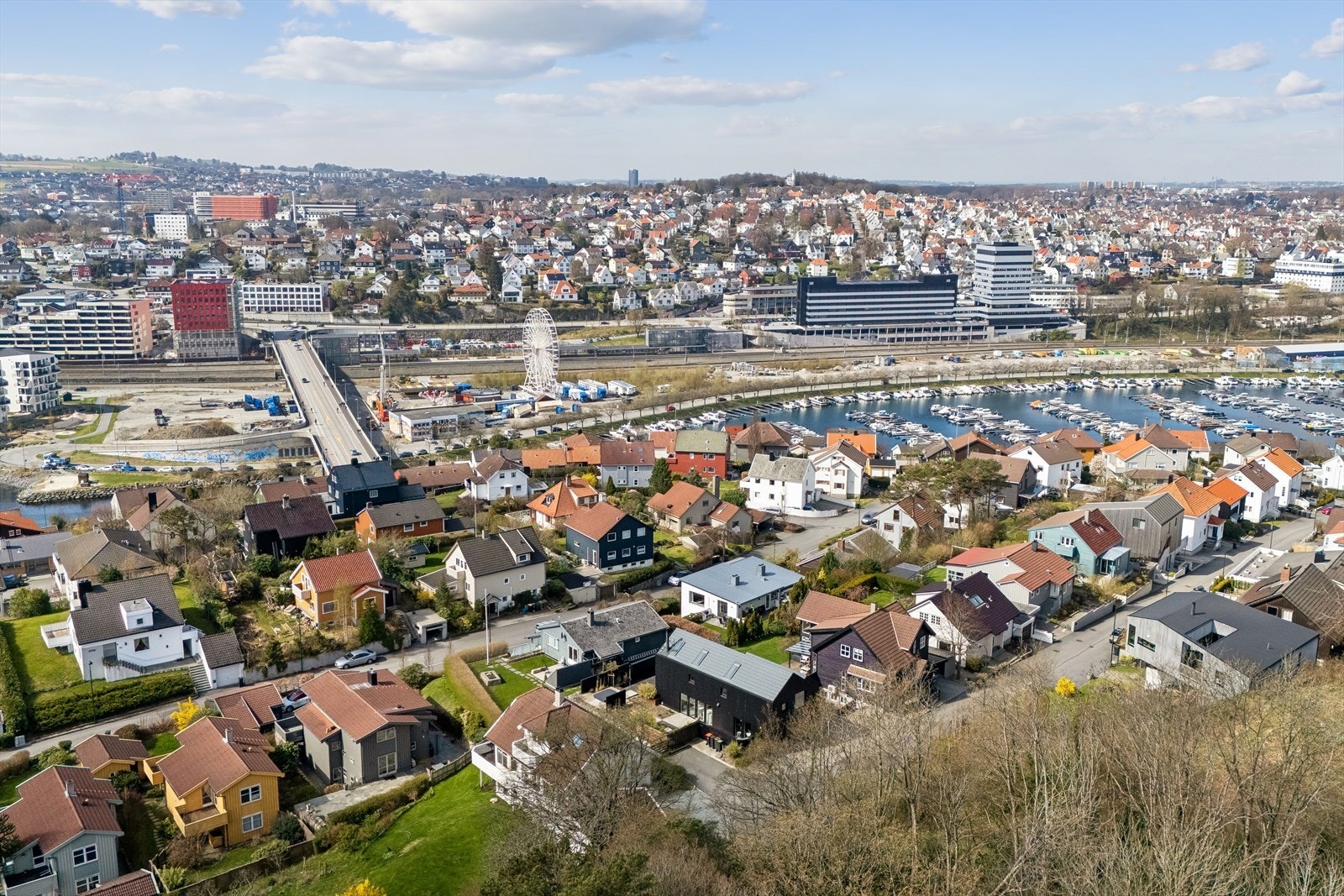 Fra eiendommen er det kort vei til Stavanger sentrum med sitt rike utvalg av butikker, restauranter og kulturtilbud. Galleribilde