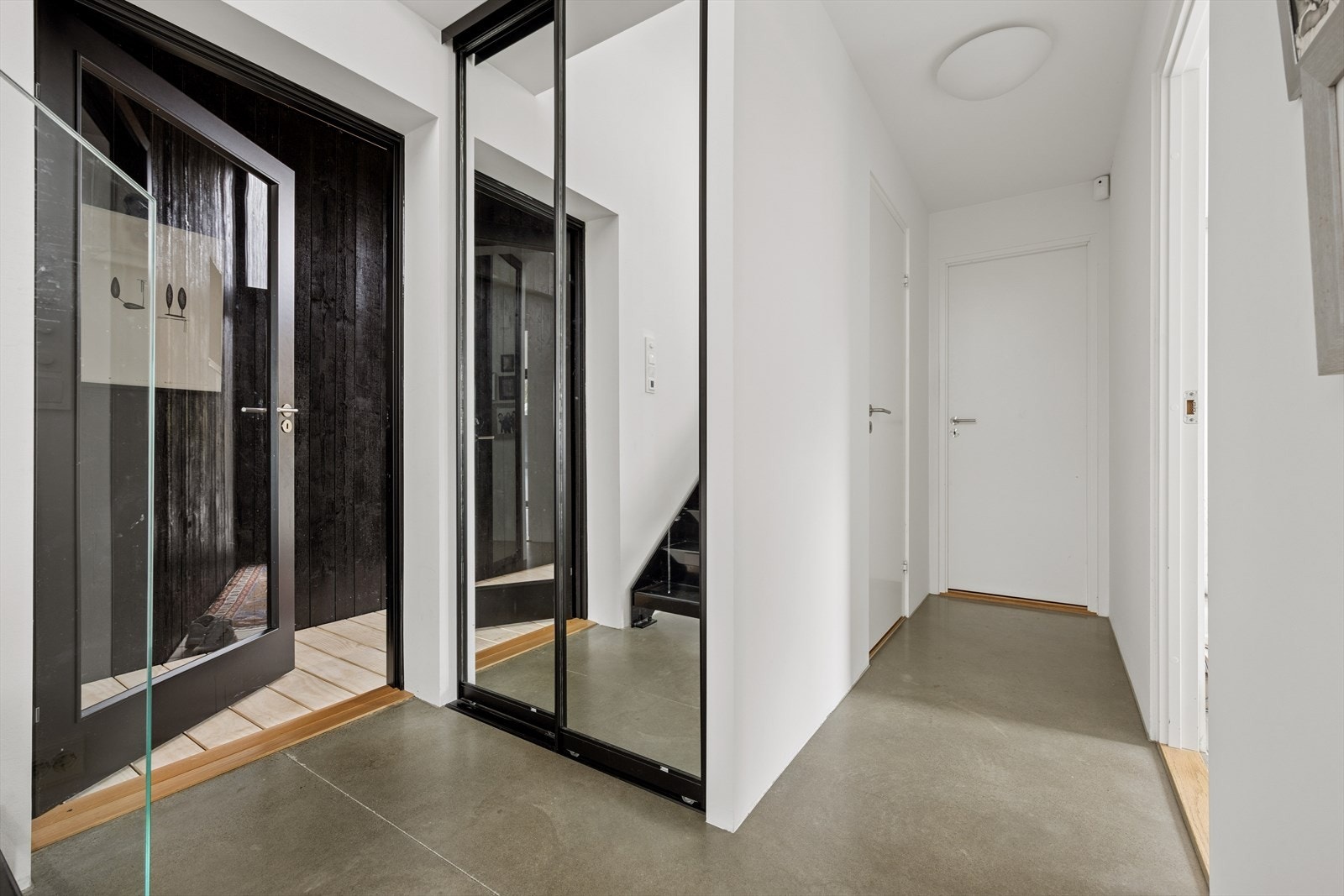 Entréen har en stor skyvedørsgarderobe med speilfronter, som gir rikelig med oppbevaringsplass. Galleribilde