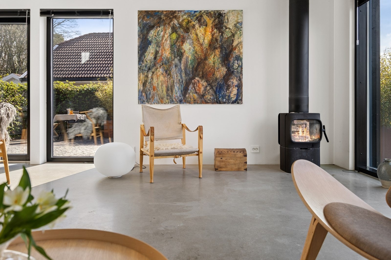Detaljene, som den frittstående peisovnen, understreker boligens moderne karakter. Galleribilde