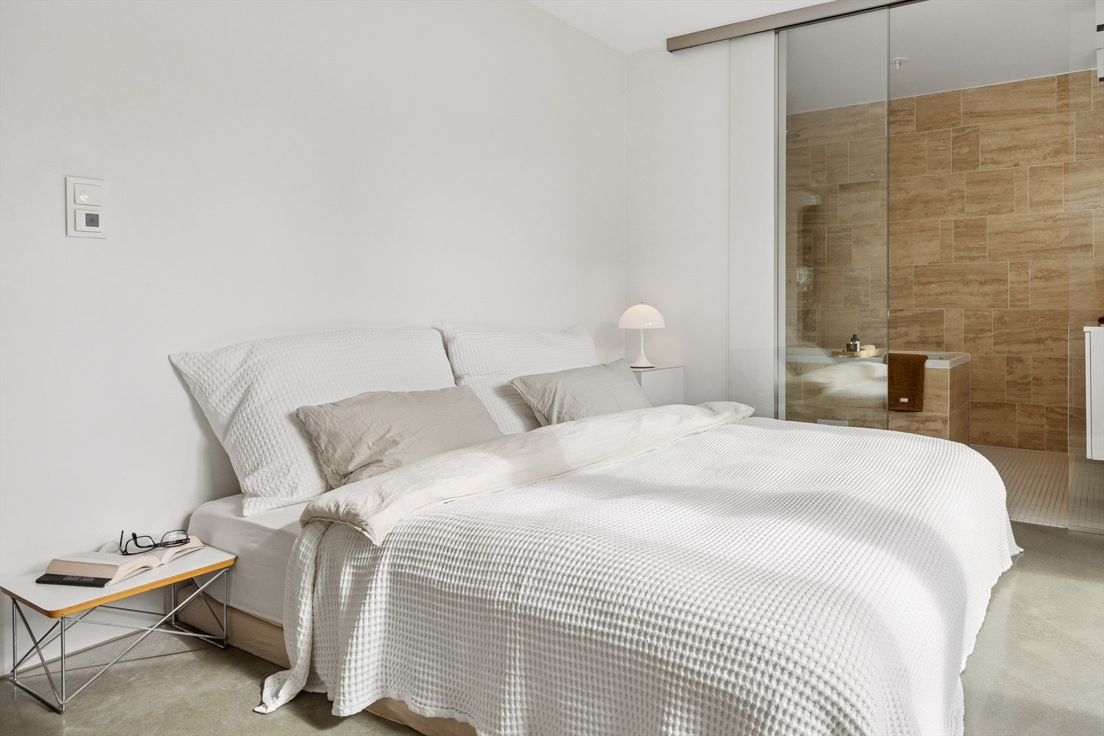 Det private badet er adskilt med en elegant skyvedør i glass, som gir en åpen og luksuriøs følelse. Galleribilde