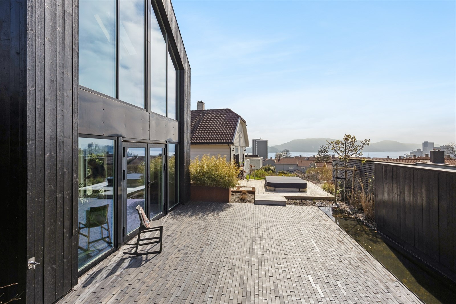 Uteplassen er designet for å fange utsikten, med god plass til utemøbler. Galleribilde