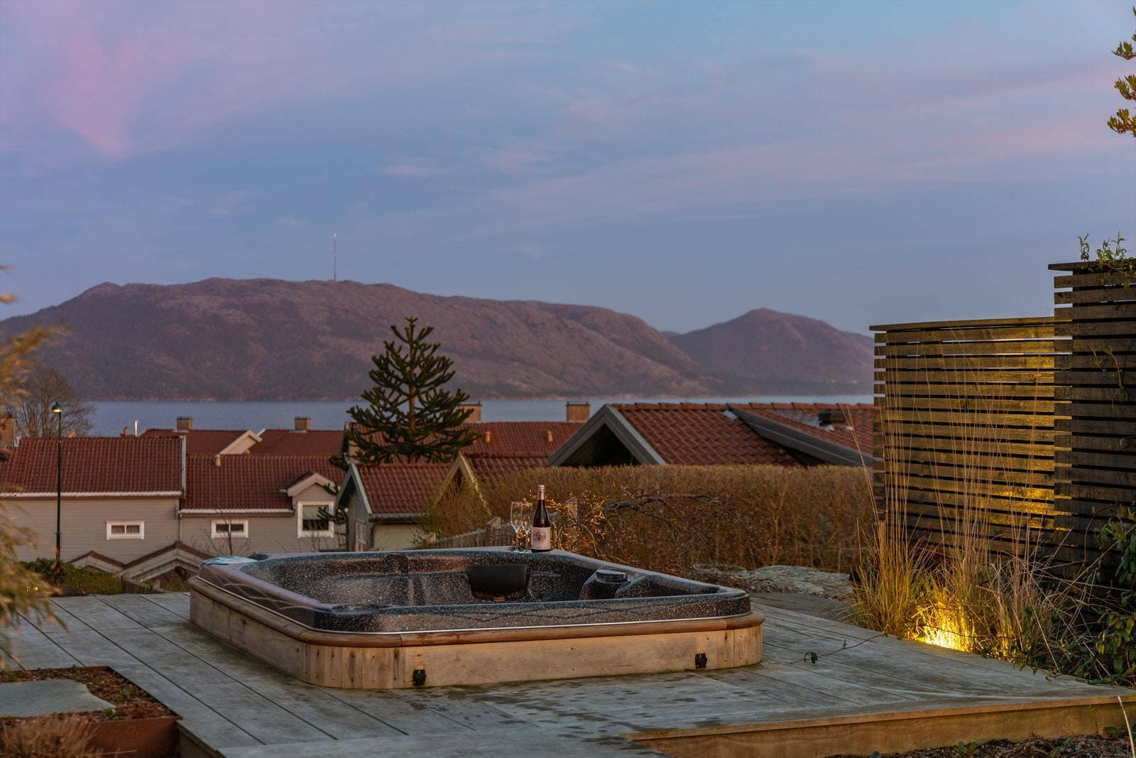 Fra jacuzzien kan du nyte utsikten over nabolaget og fjorden. Galleribilde