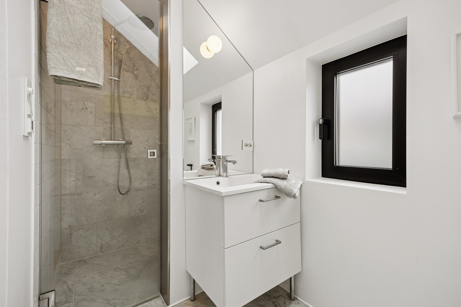 Badet i andre etasje er utstyrt med dusjhjørne og moderne innredning. Galleribilde