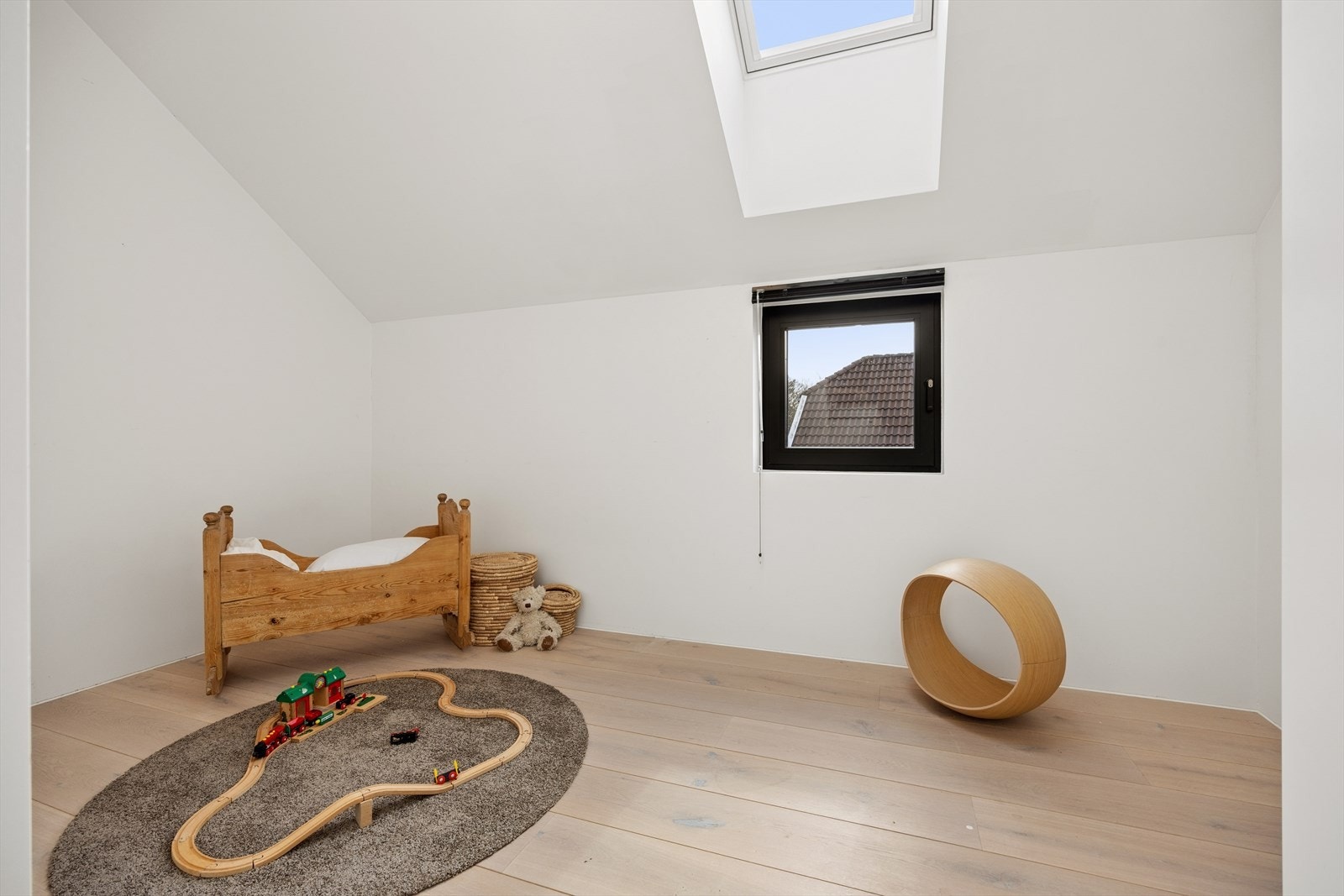 Også dette soverommet har takvindu som slipper inn ekstra dagslys. Galleribilde