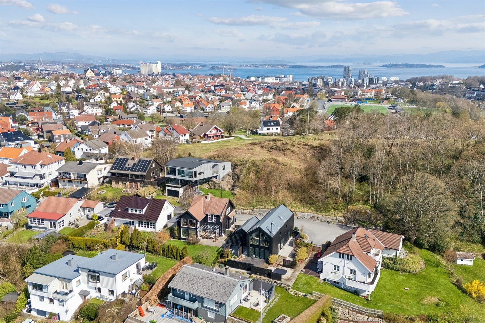 Turstier langs Gandsfjorden og populære Godalen badeplass ligger kun en kort spasertur unna. Galleribilde