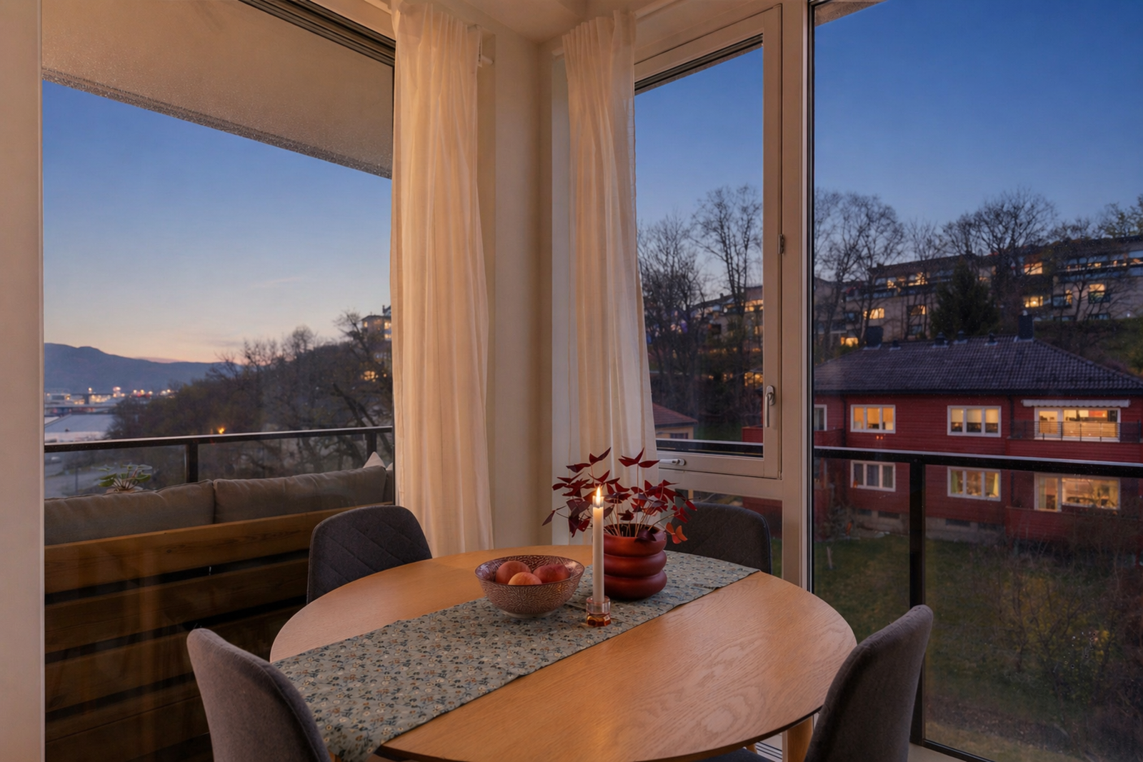 I vinduskroken har du en fin plass til spisebord Galleribilde