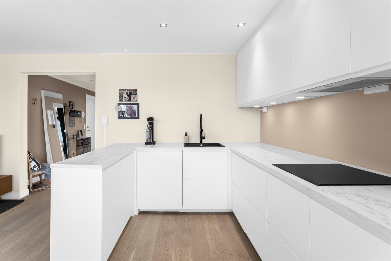 Arbeidsflatene består av en slitesterk laminatbenkeplate med nedfelt kum i kompositt. Downlights under overskapene gir godt arbeidslys. Galleribilde