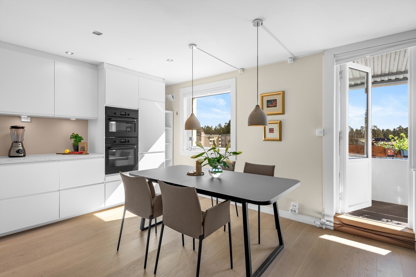 DNB Eiendom v/Kamila Rosiak har gleden av å presenterer Mellombølgen 46! Dette er en lekker 3-roms toppleilighet med moderne kvaliteter og en praktisk planløsning. Galleribilde