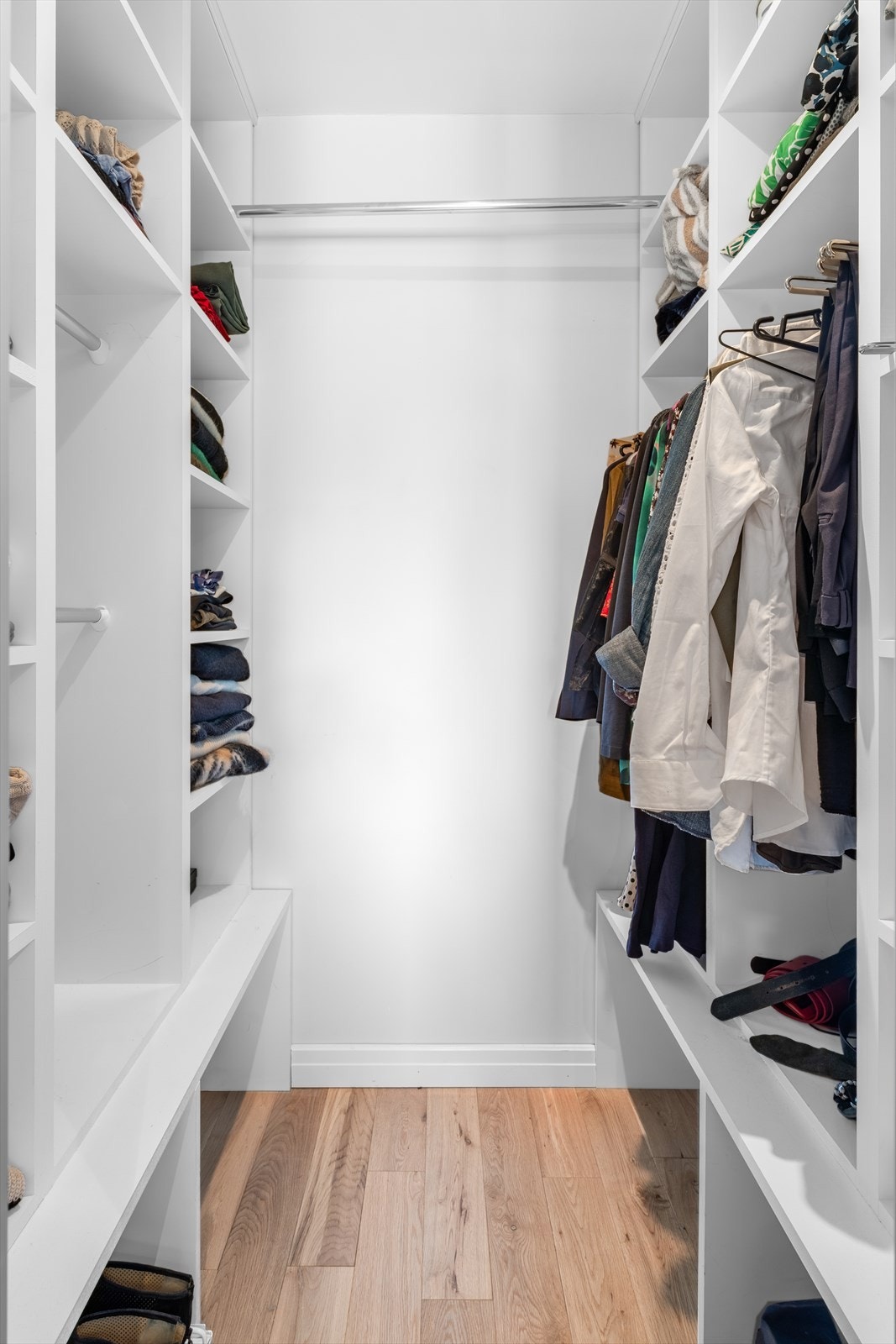 Leiligheten har et praktisk walk-in closet med garderobeløsning. Galleribilde