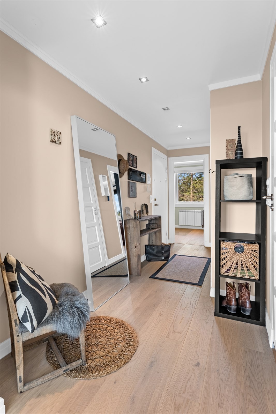 Entréen ønsker velkommen med ny 1-stavs parkett som er gjennomgående i store deler av leiligheten. Downlights i himlingen. Galleribilde