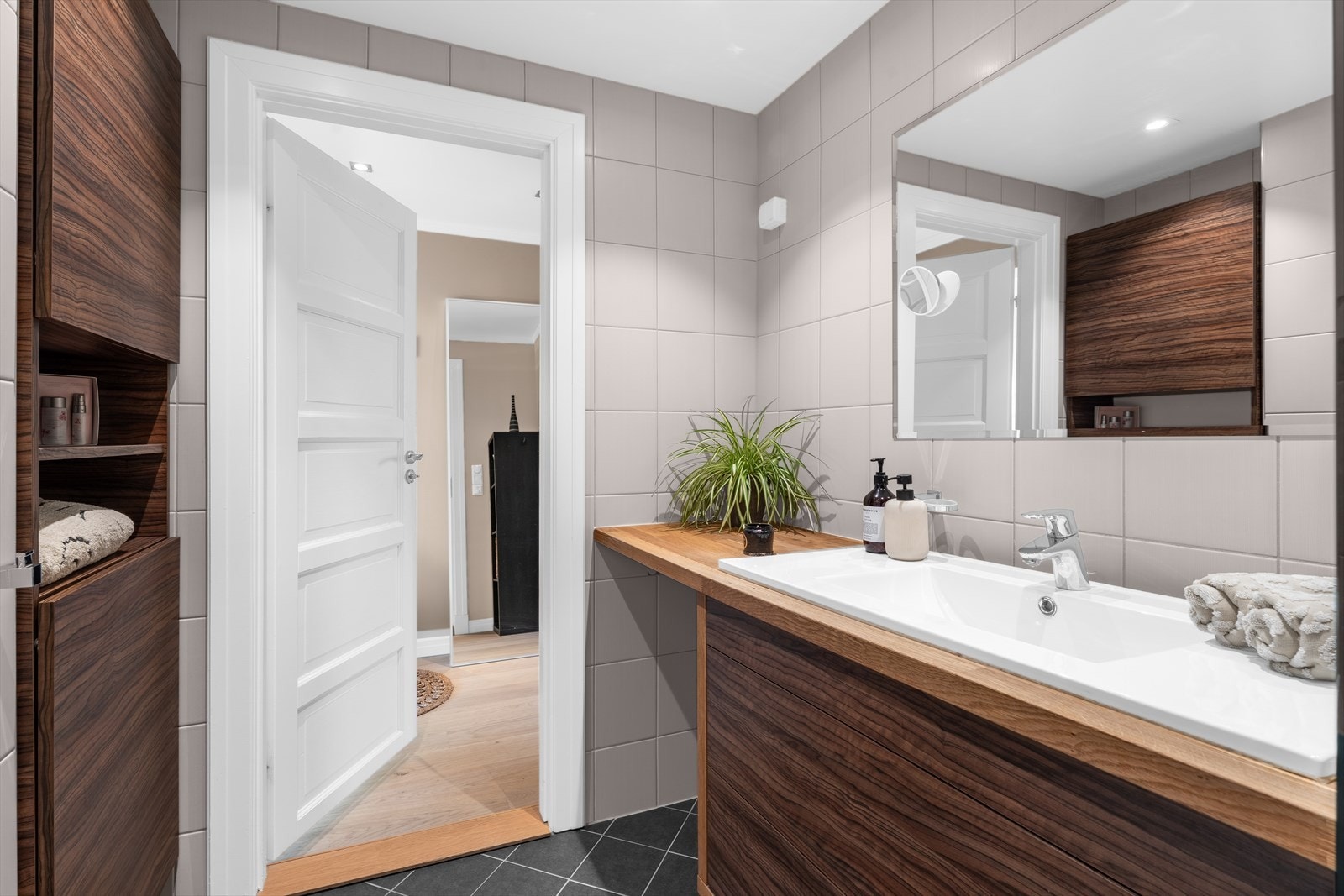 Det er opplegg for vaskemaskin. Rør-i-rør-system med fordelerskap er installert på badet. Galleribilde