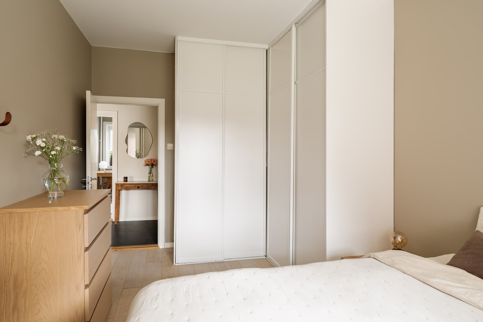 Rikelig med oppbevaring i skyvedørsgarderobe Galleribilde