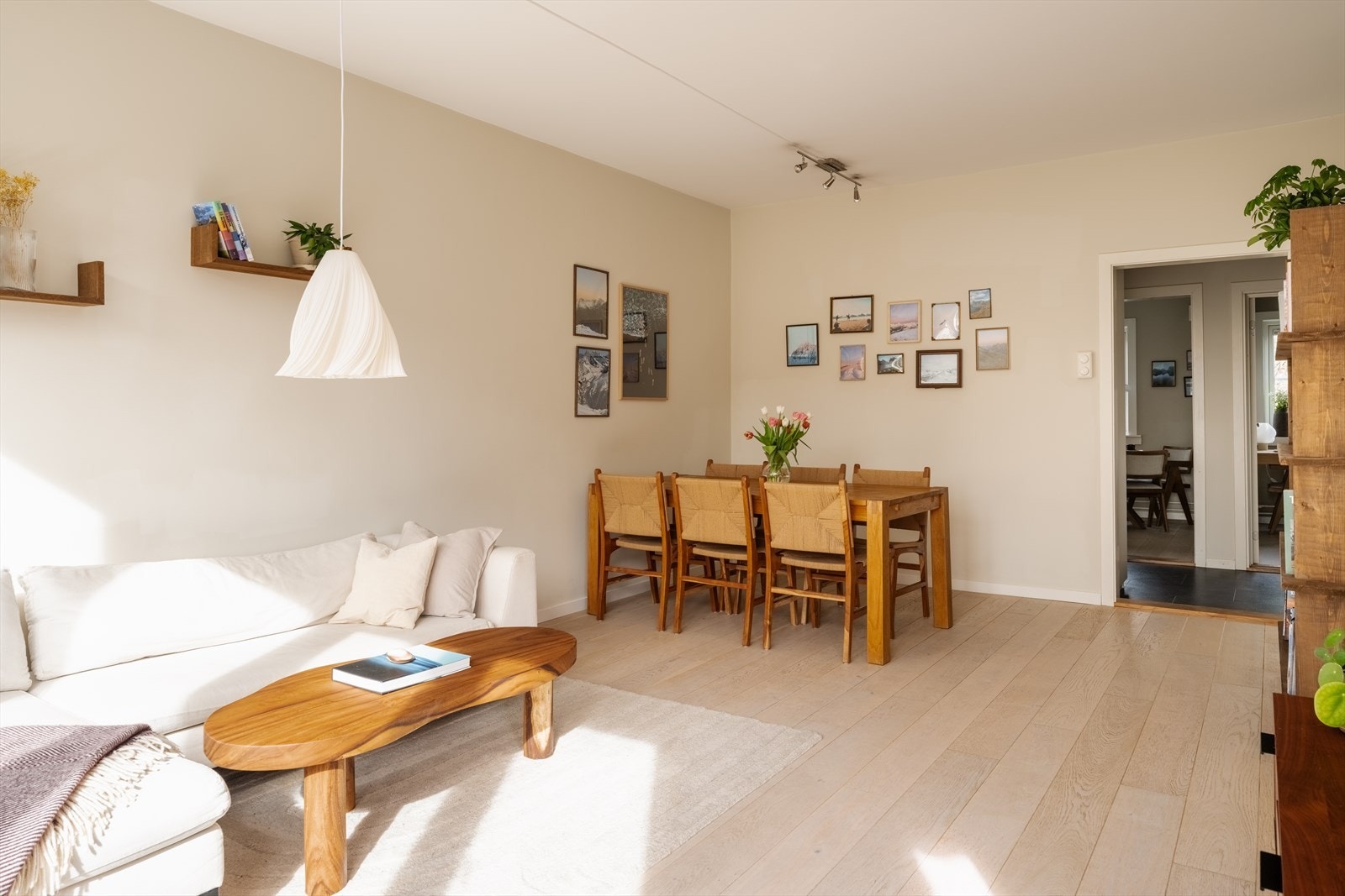 Romslig stue med plass til å innrede med sofagruppe, TV med tilhørende møblement, spisegruppe og annet ønsket inventar Galleribilde