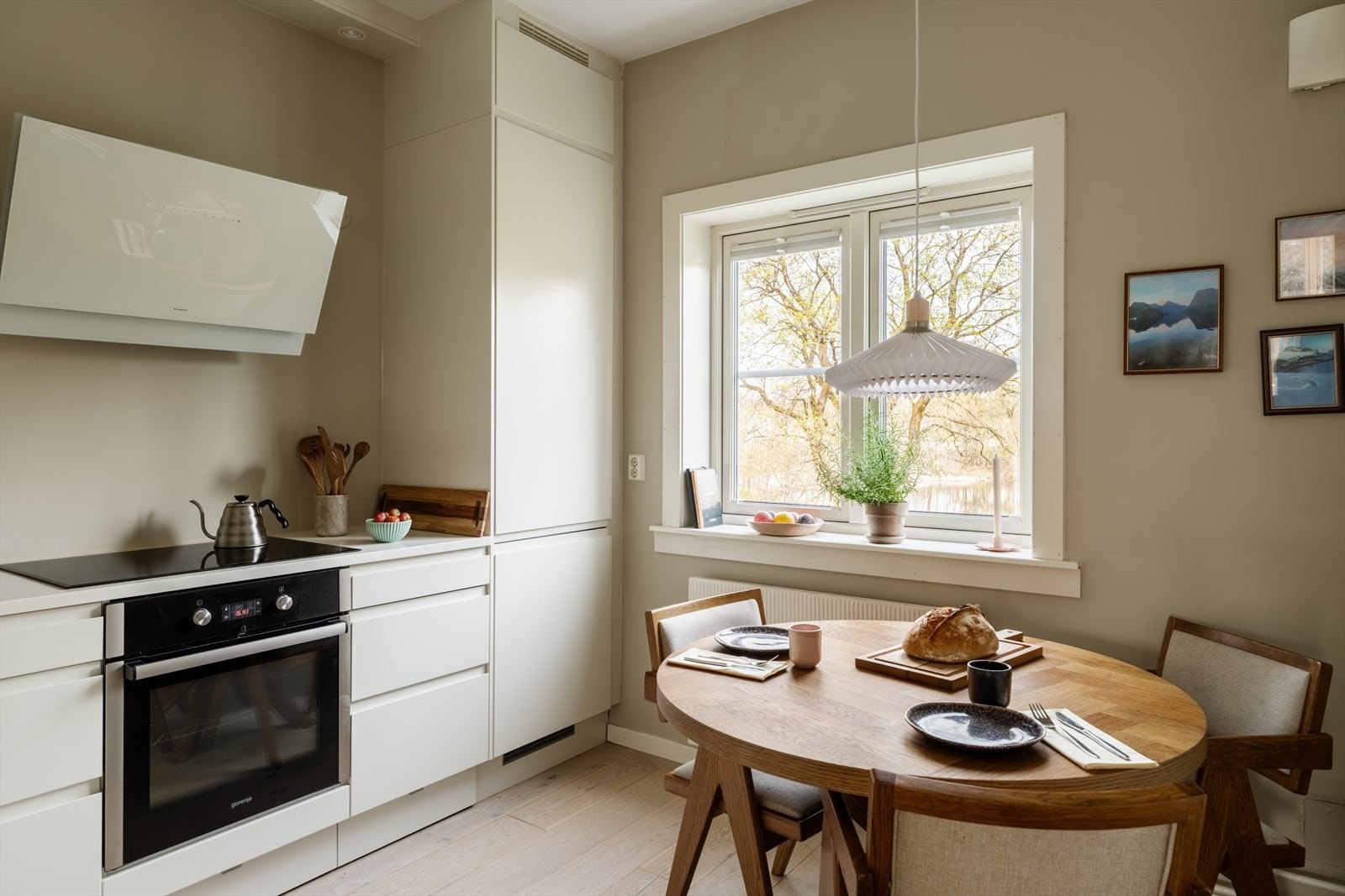 Kjøkkeninnredning fra 2018 med glatte fronter og Corian benkeplate fra Norema. Integrerte hvitevarer Galleribilde