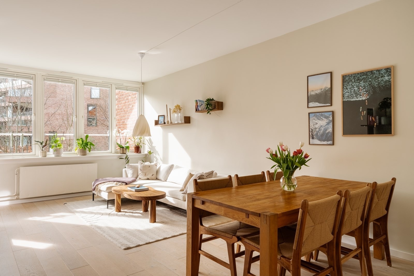 Naturlig plass til spisegruppe. Perfekt for sosiale sammenkomster med familie og venner Galleribilde