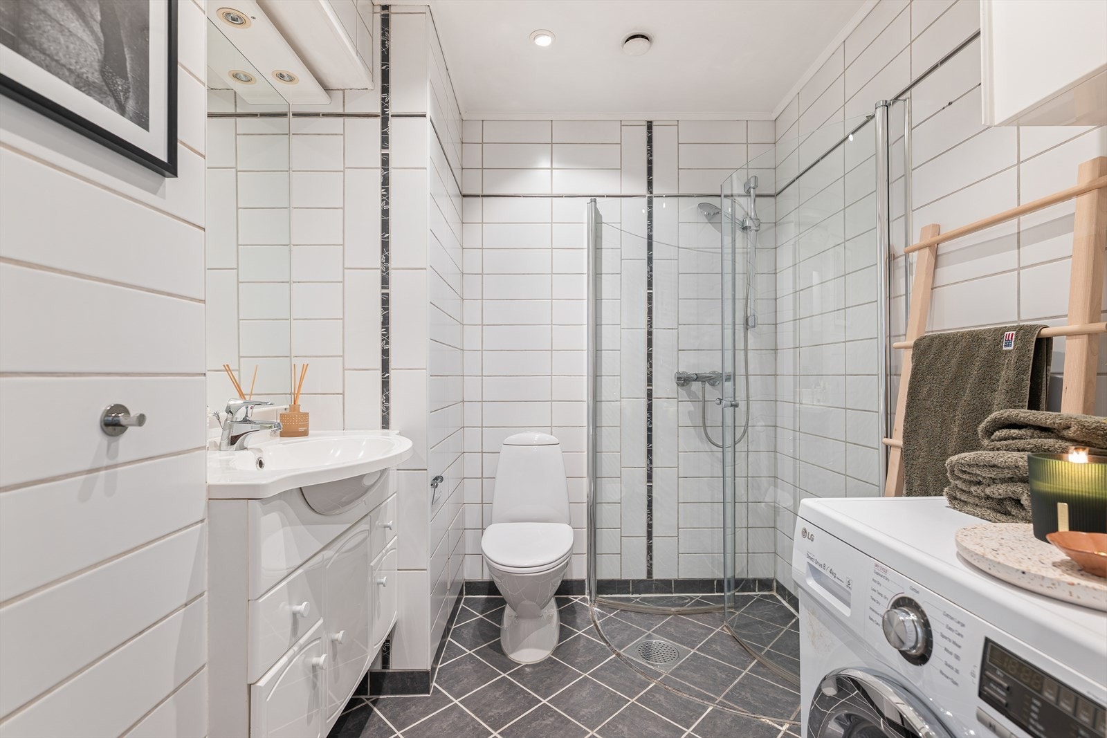 Badet er flislagt og har behagelig gulvvarme samt innfelte downlights. Galleribilde