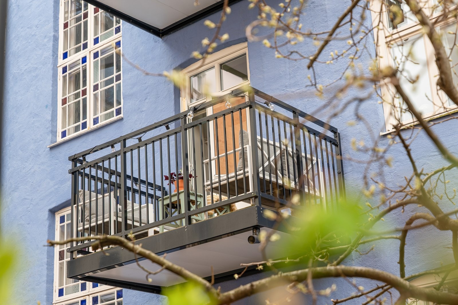 Her bor du sentralt på Grünerløkka i en klassisk bygård, samtidig som du har en skjermet beliggenhet med soverom og balkong vendt mot rolig bakgård. Galleribilde