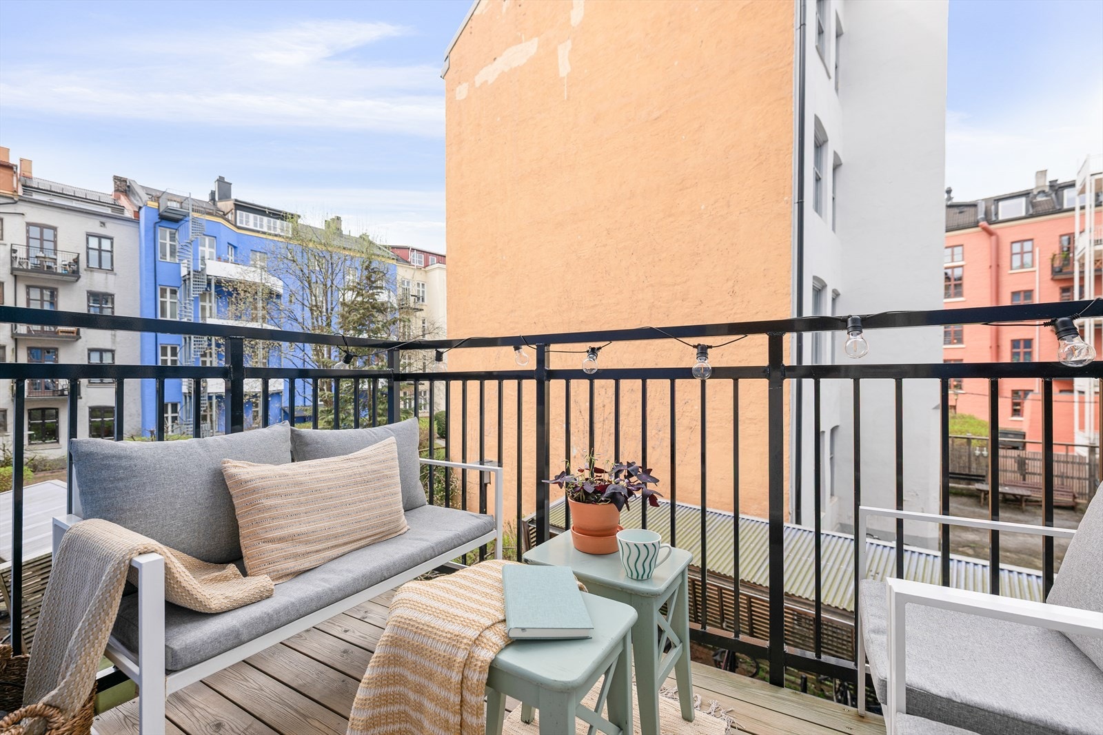 En lys og sjarmerende 2-roms andelsleilighet med gjennomgående planløsning. Galleribilde