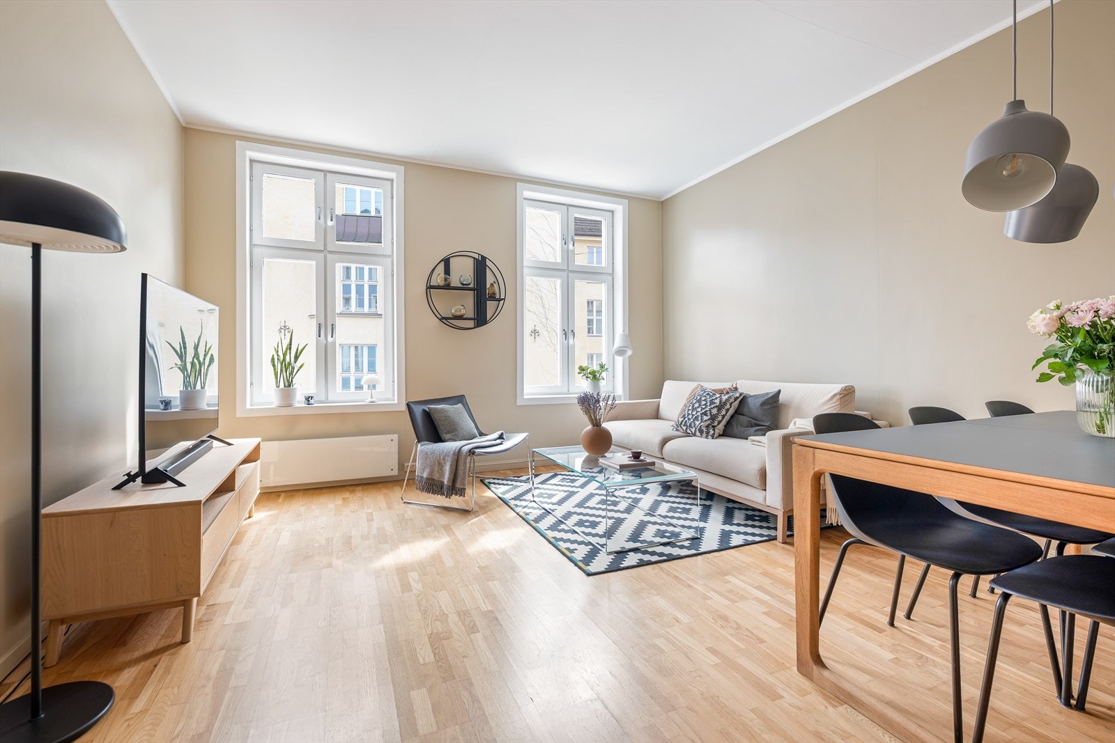 Stuen fremstår som lys og romslig, med store klassiske vinduer som slipper inn rikelig med naturlig lys. Galleribilde