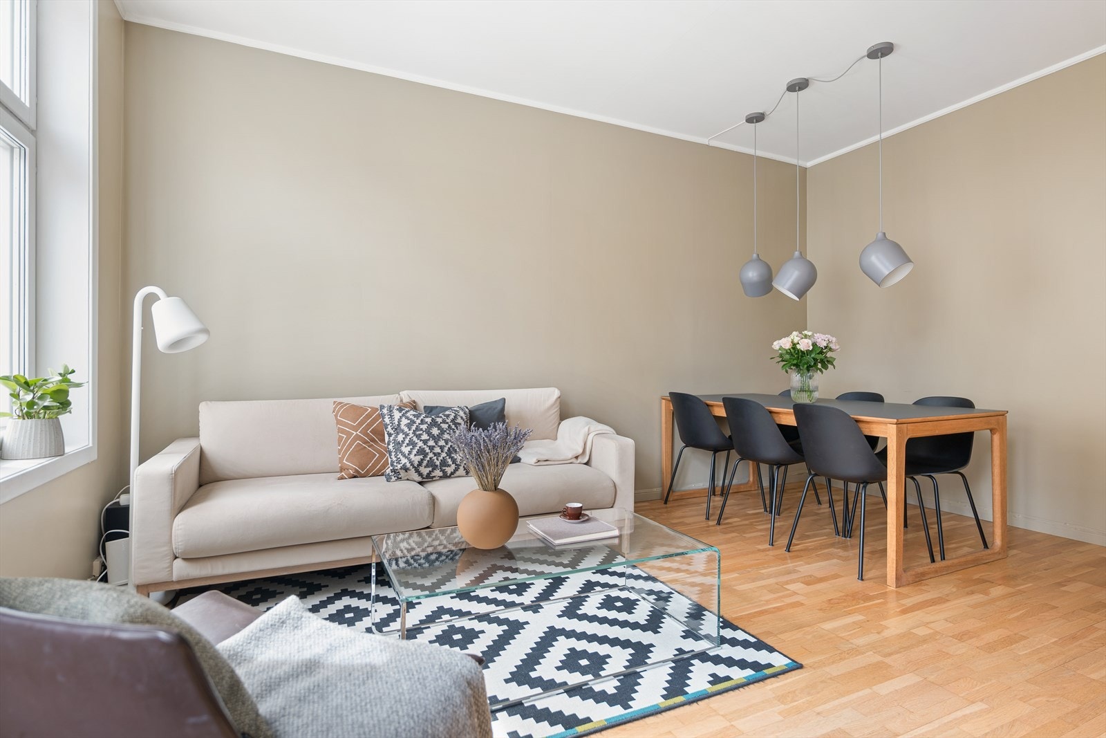 Her er det god plass til både sofagruppe med tilhørende medialøsning og spisebord. Galleribilde